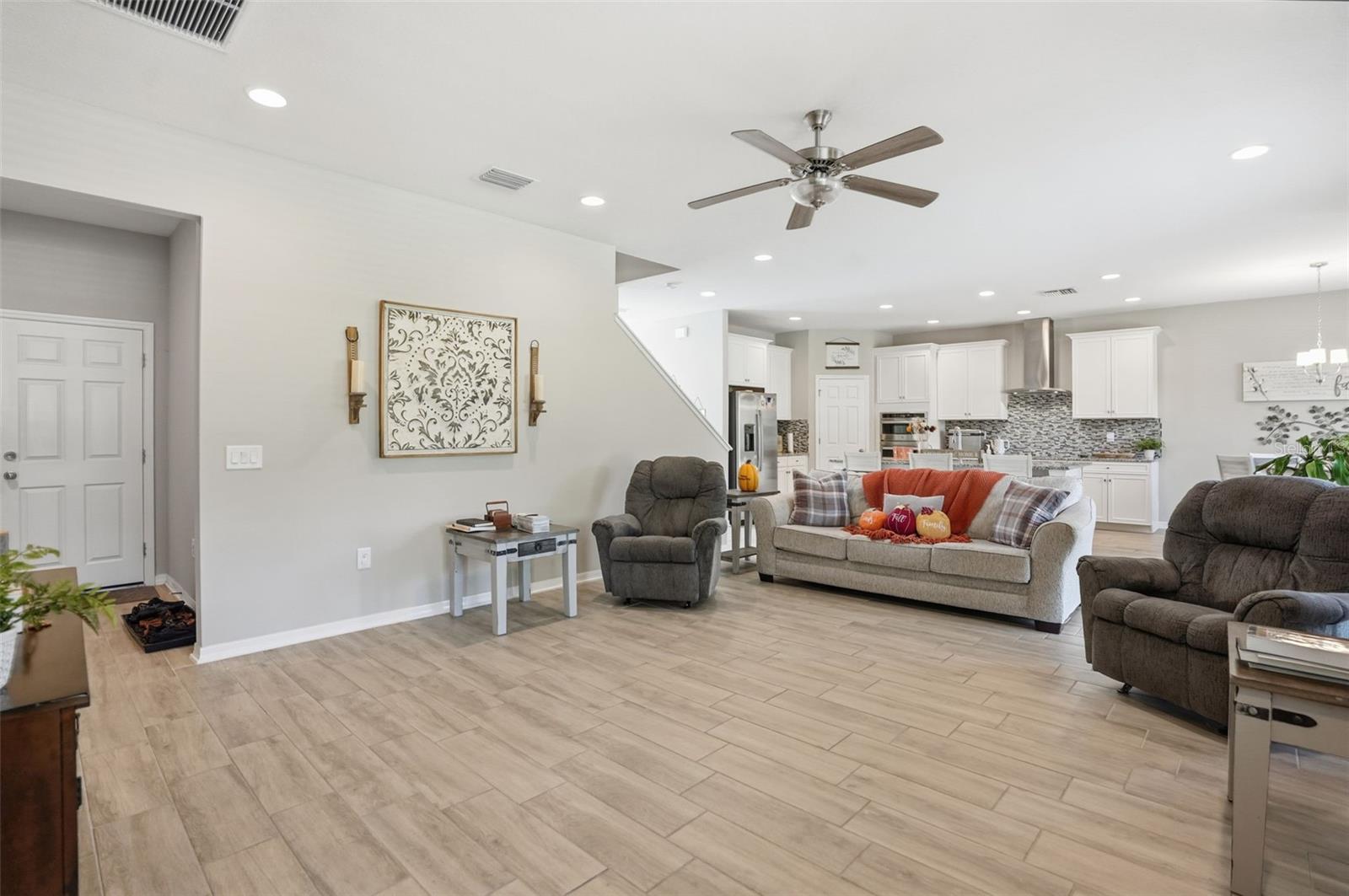 Listing photo id 18 for 18313 Porfirio Place