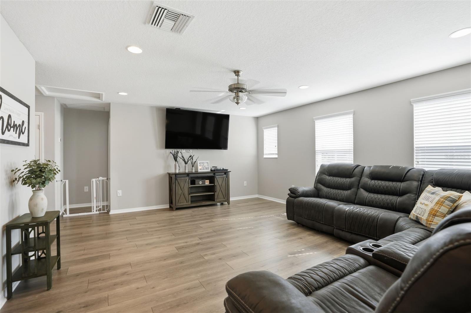 Listing photo id 25 for 18313 Porfirio Place