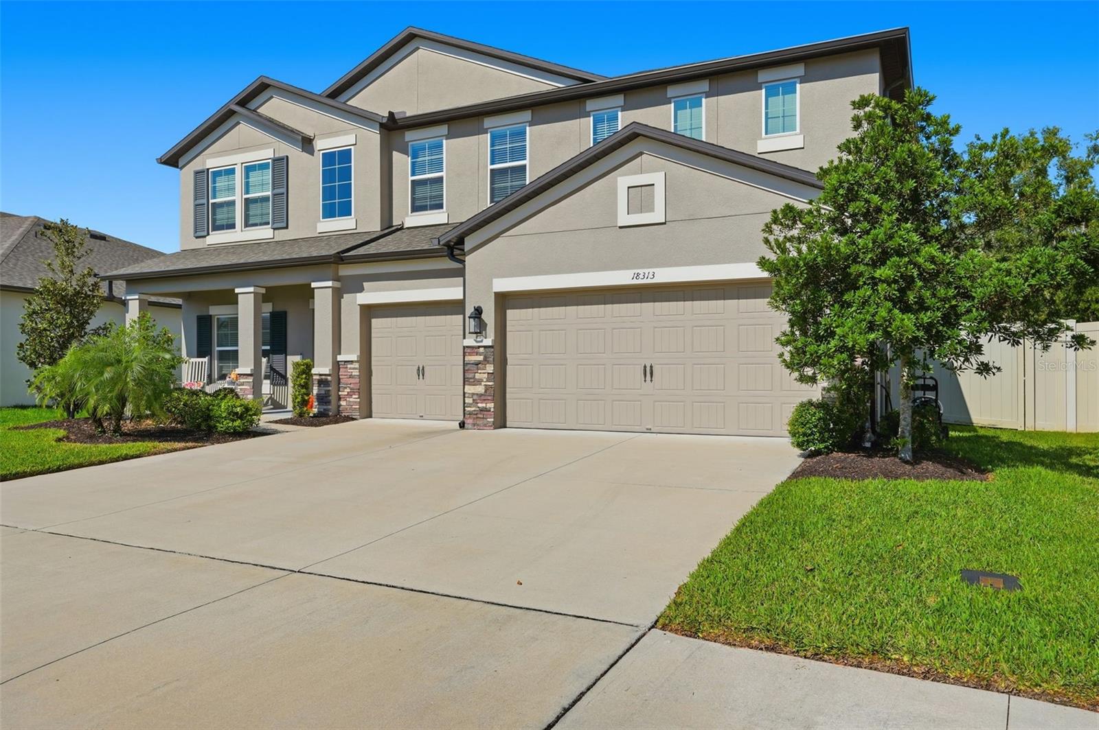 Listing photo id 2 for 18313 Porfirio Place