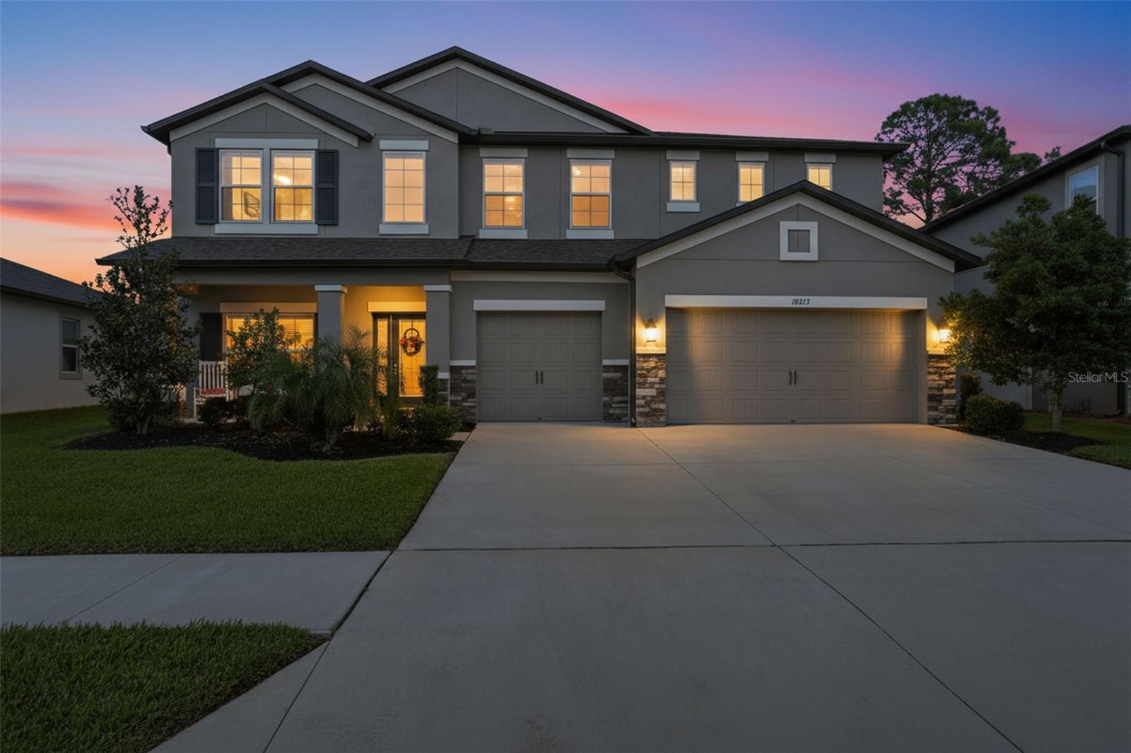 Listing photo id 3 for 18313 Porfirio Place