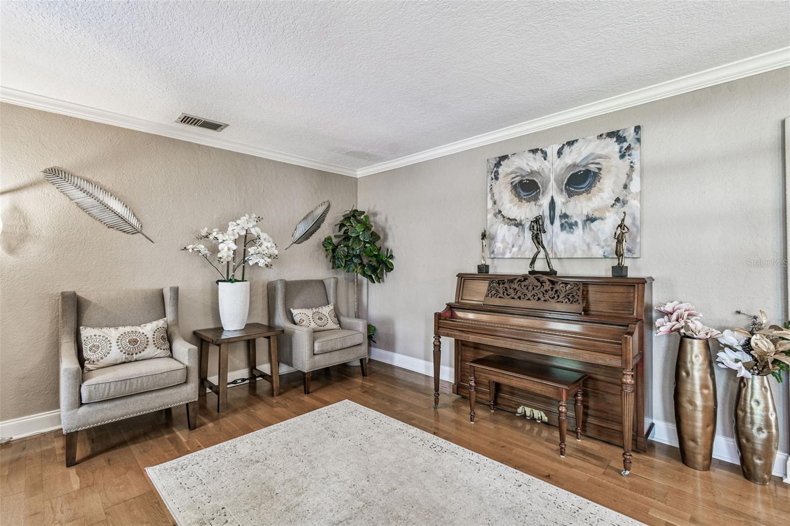 Listing photo id 9 for 207 Willowick Avenue