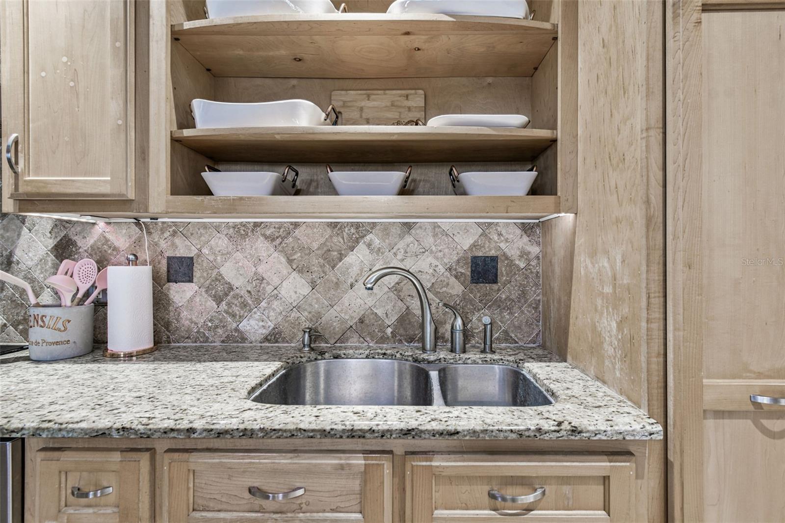 Listing photo id 16 for 207 Willowick Avenue