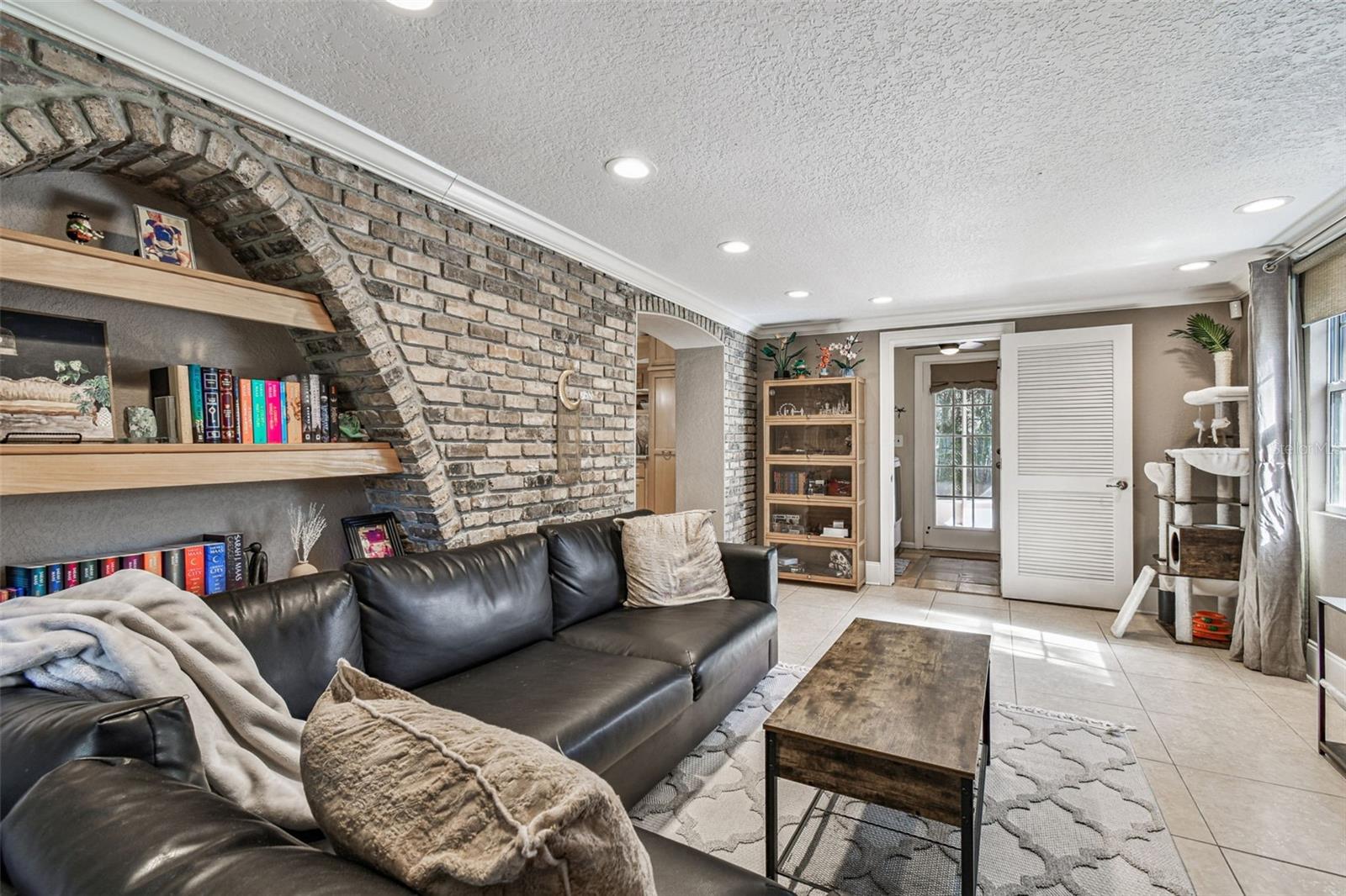 Listing photo id 21 for 207 Willowick Avenue