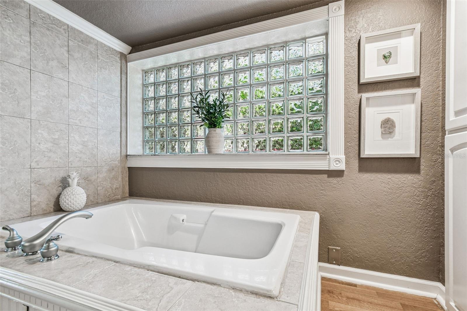 Listing photo id 3 for 207 Willowick Avenue