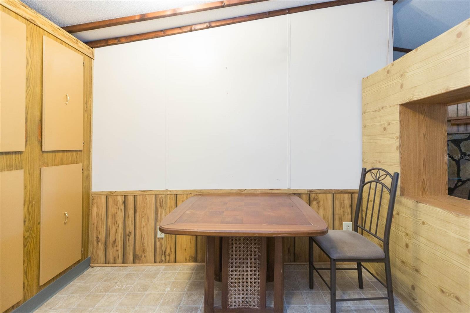 Listing photo id 11 for 11228 Marlborough Drive