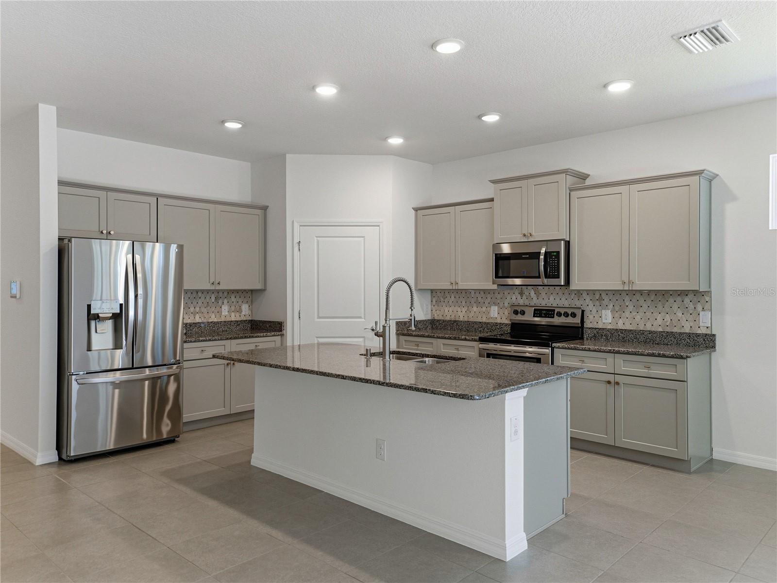 Image 14 of 61 For 12717 Eastpointe Drive