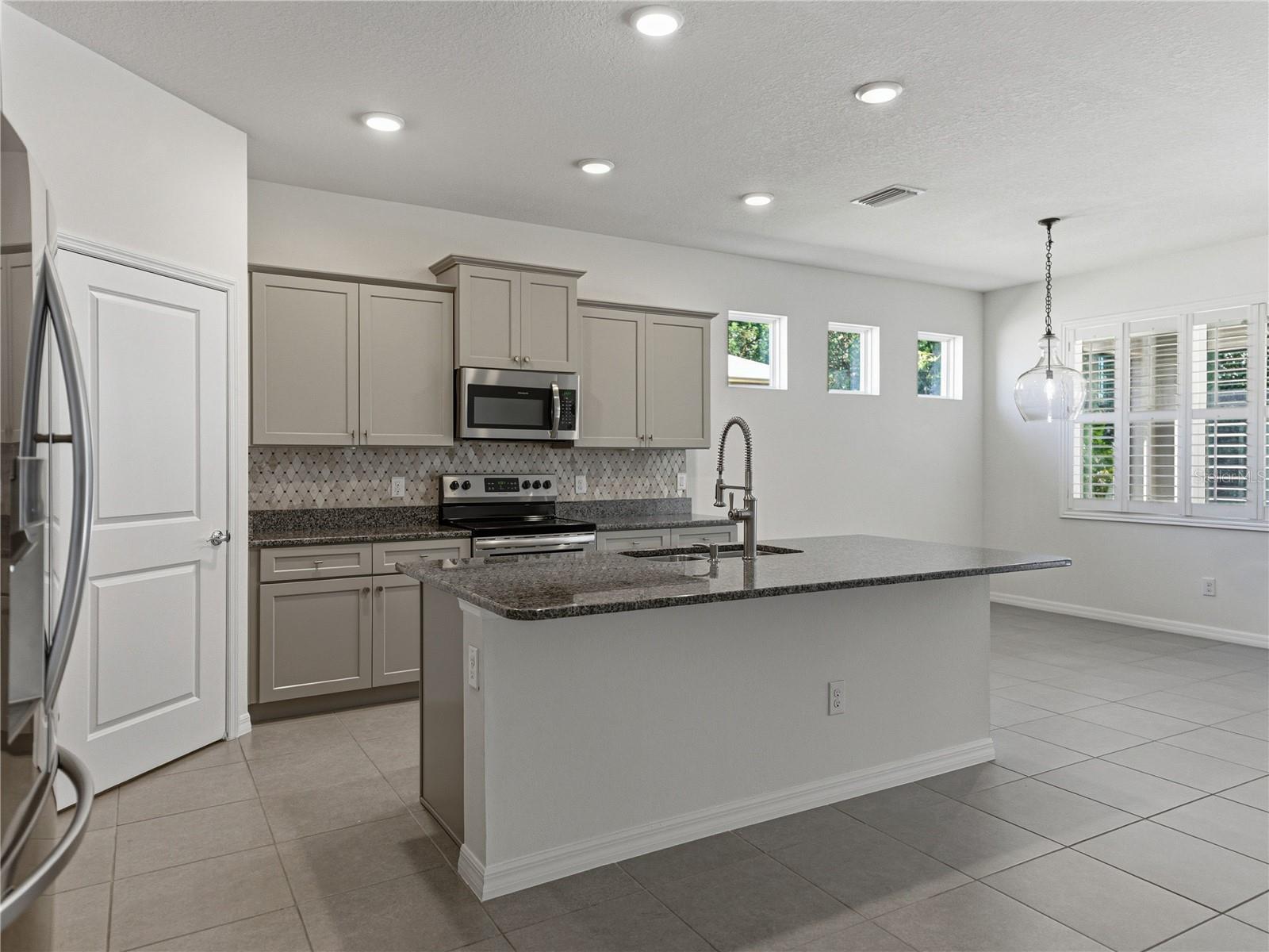 Image 15 of 61 For 12717 Eastpointe Drive