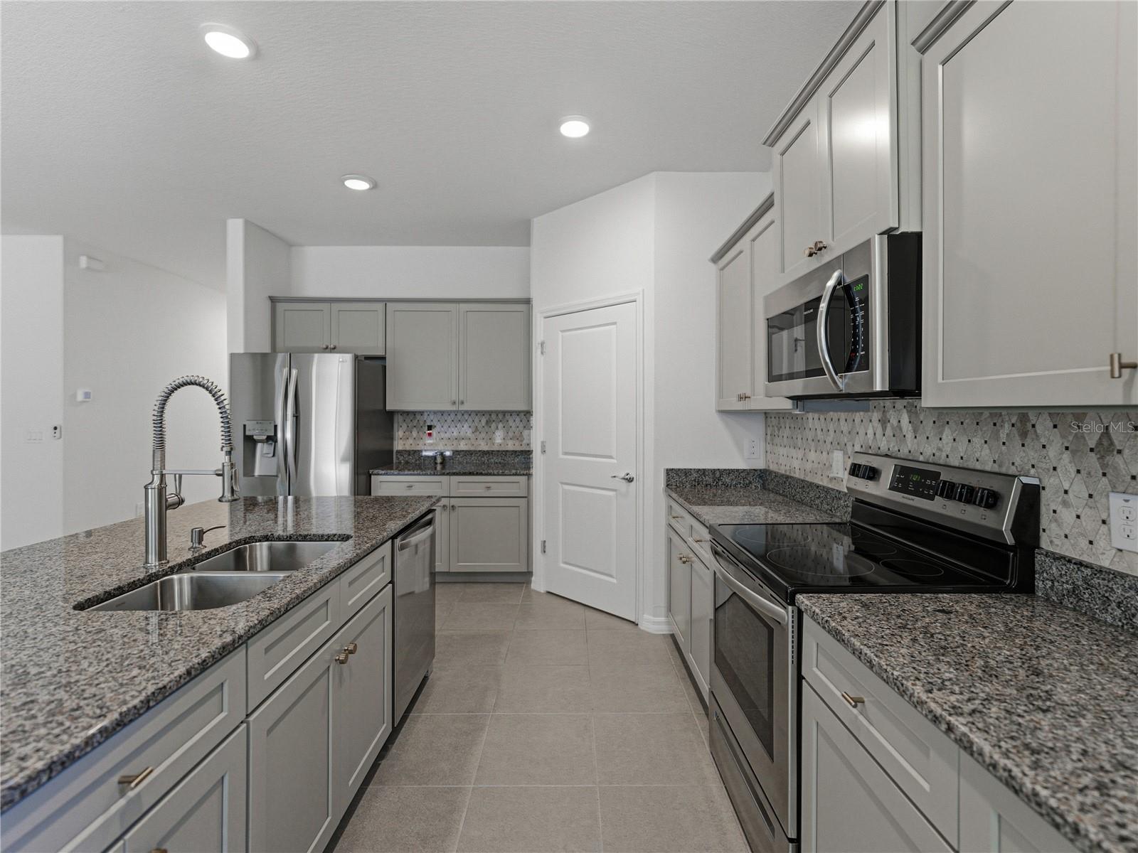 Image 17 of 61 For 12717 Eastpointe Drive