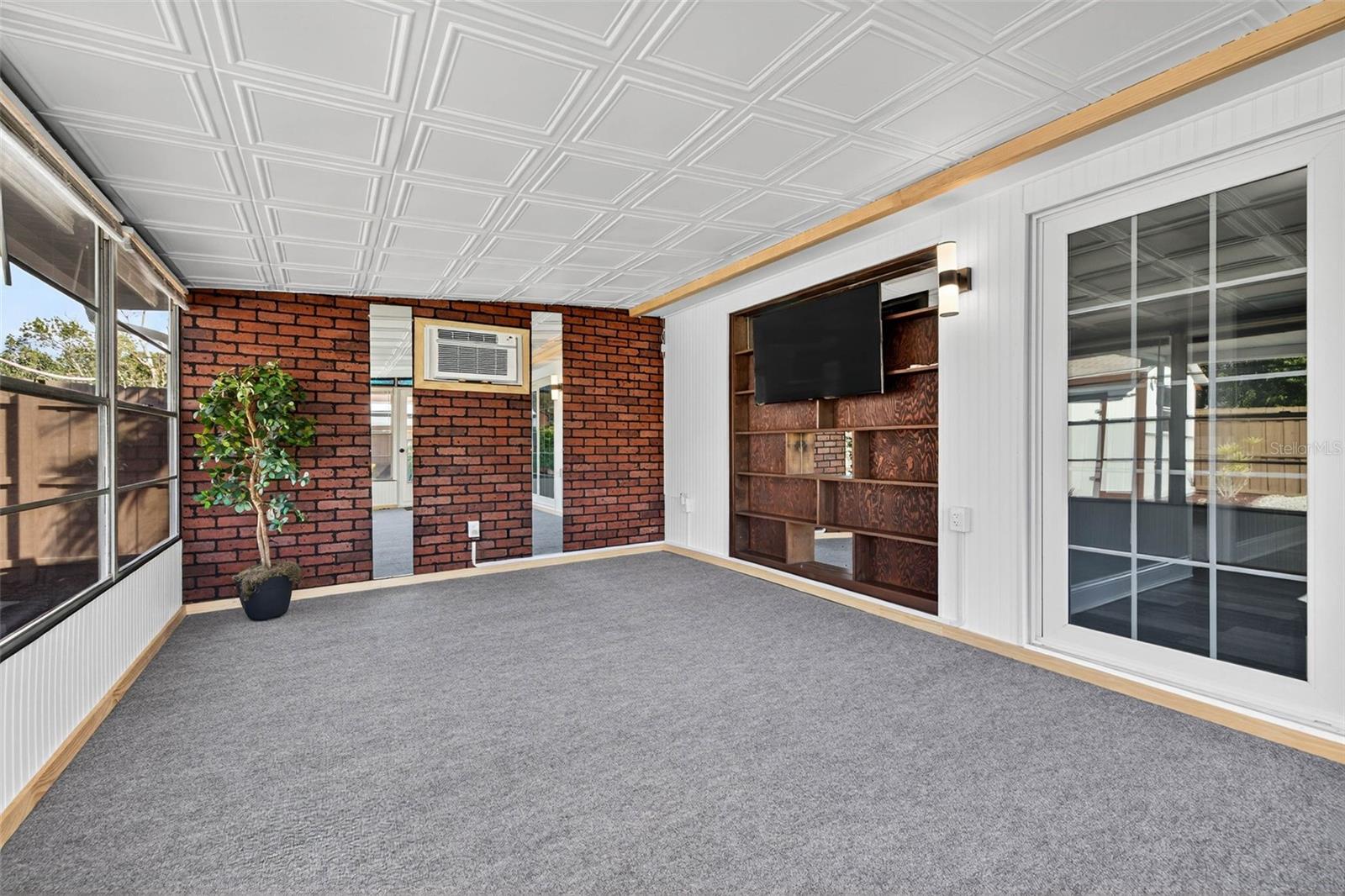 Listing photo id 11 for 11983 106th Court