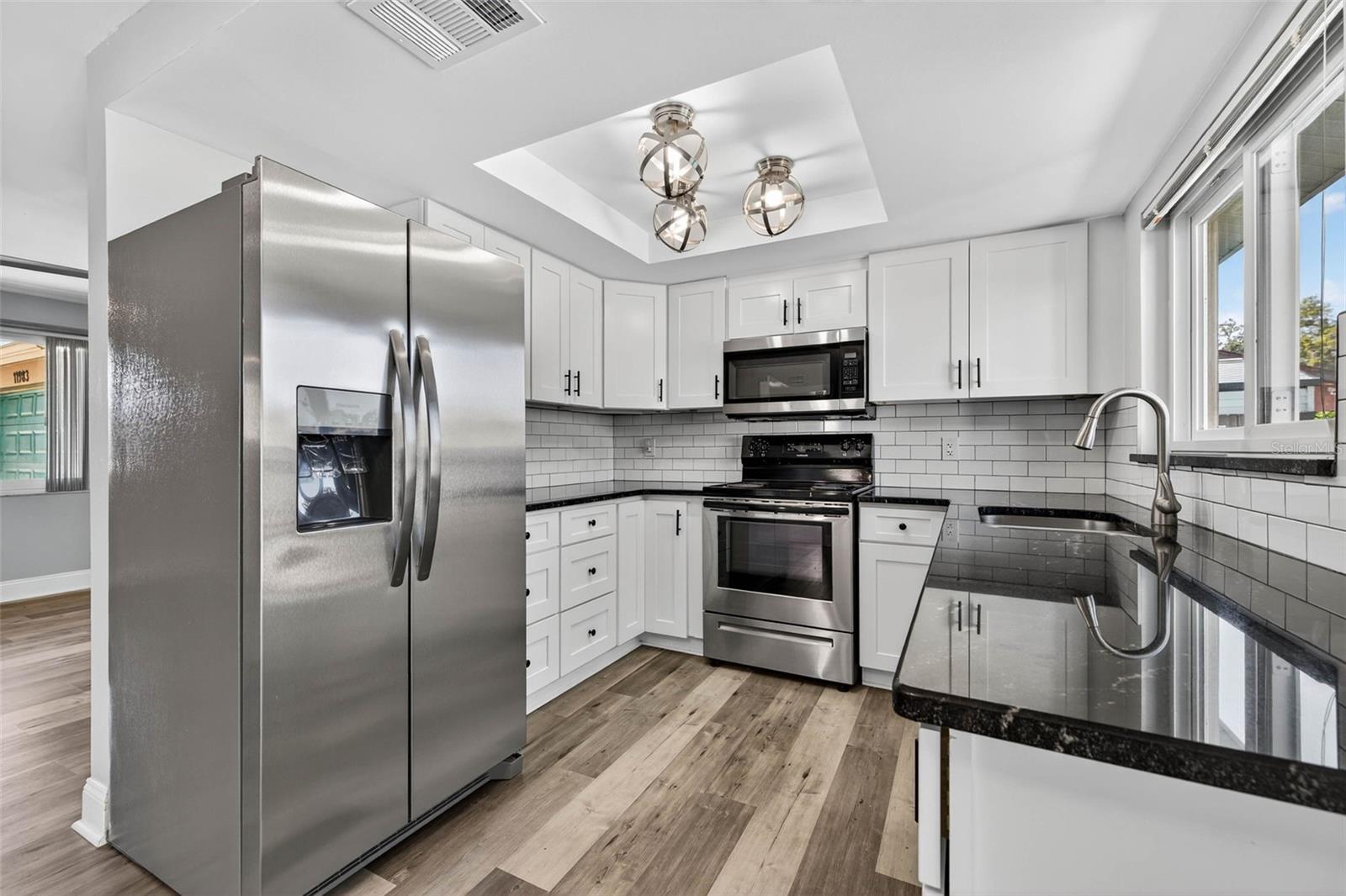 Listing photo id 3 for 11983 106th Court