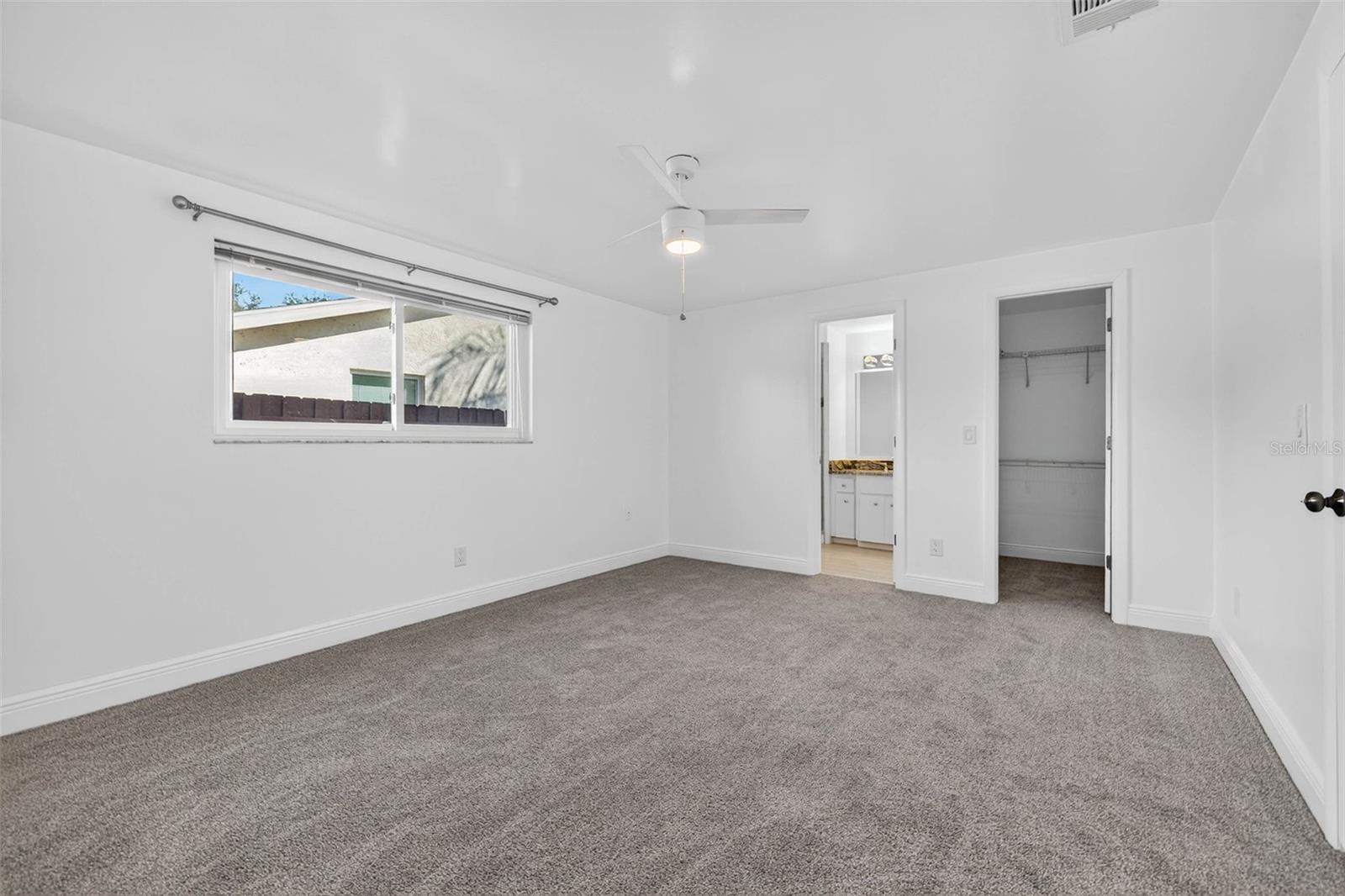 Listing photo id 5 for 11983 106th Court
