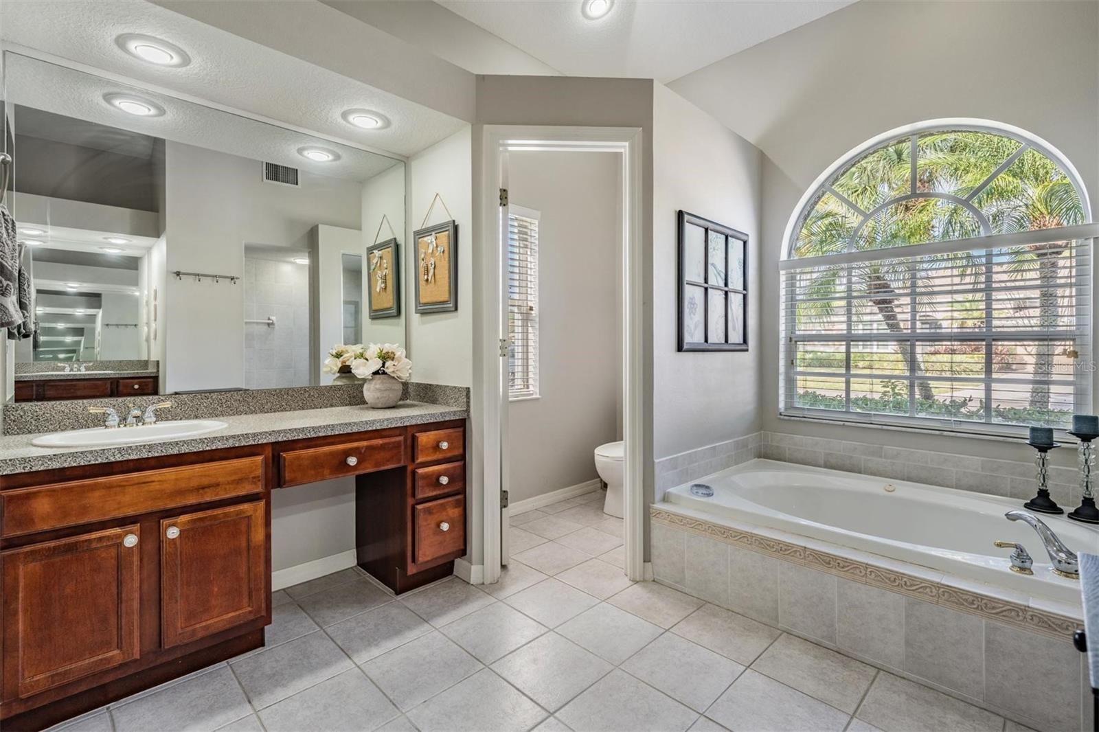 Image 14 of 35 For 10552 Greencrest Drive