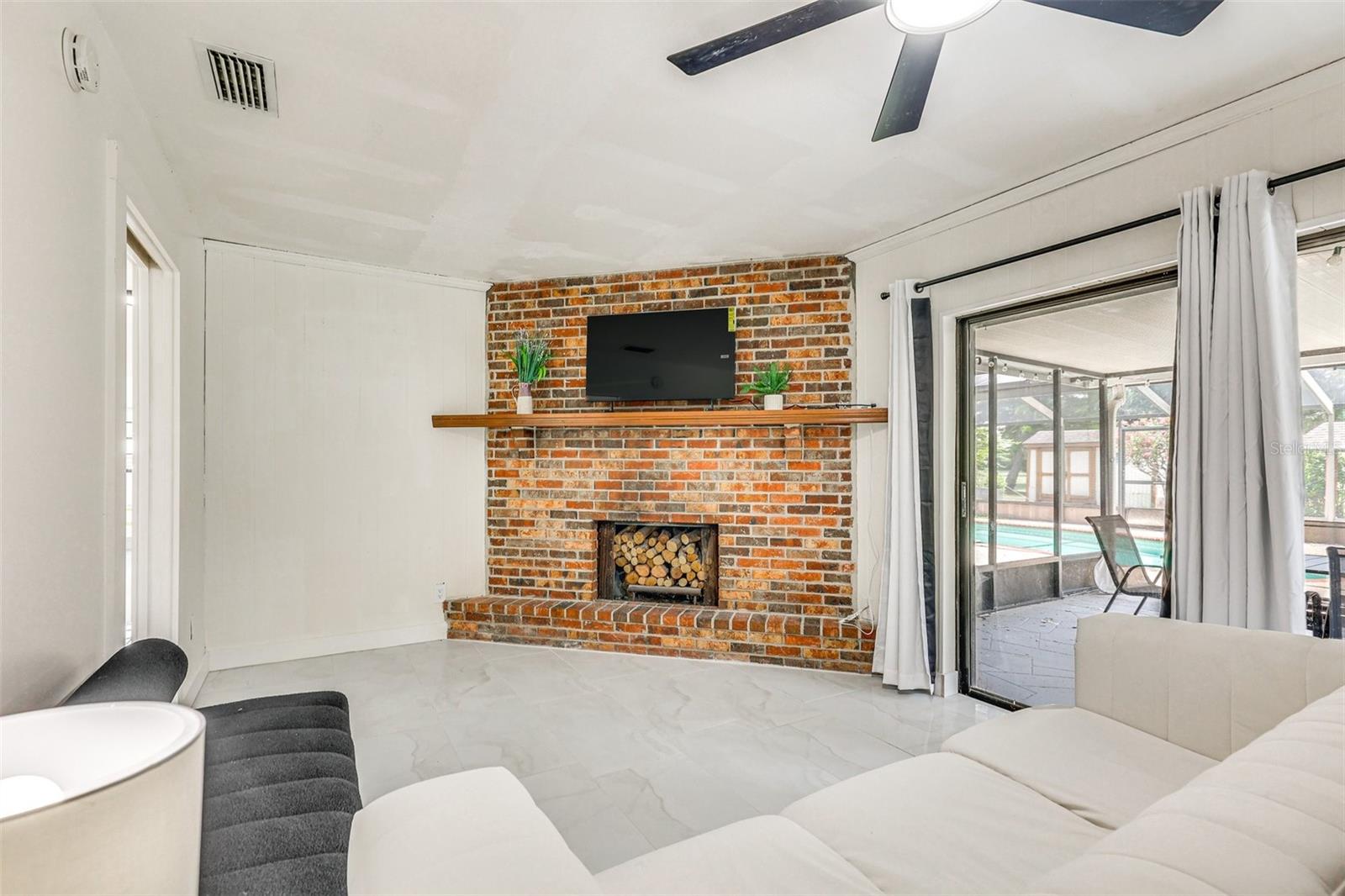 Listing photo id 9 for 920 Lakeview Drive