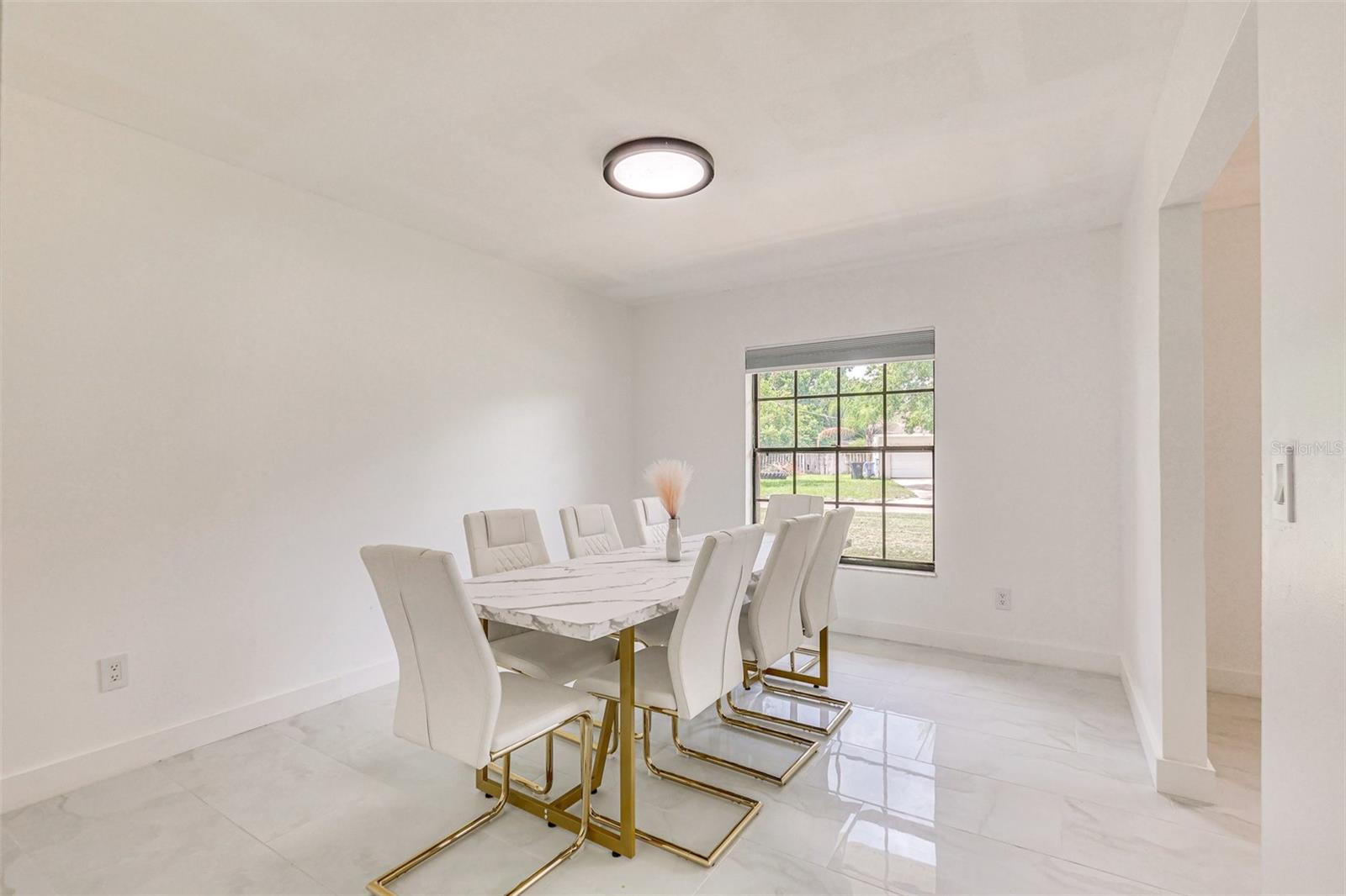 Listing photo id 10 for 920 Lakeview Drive