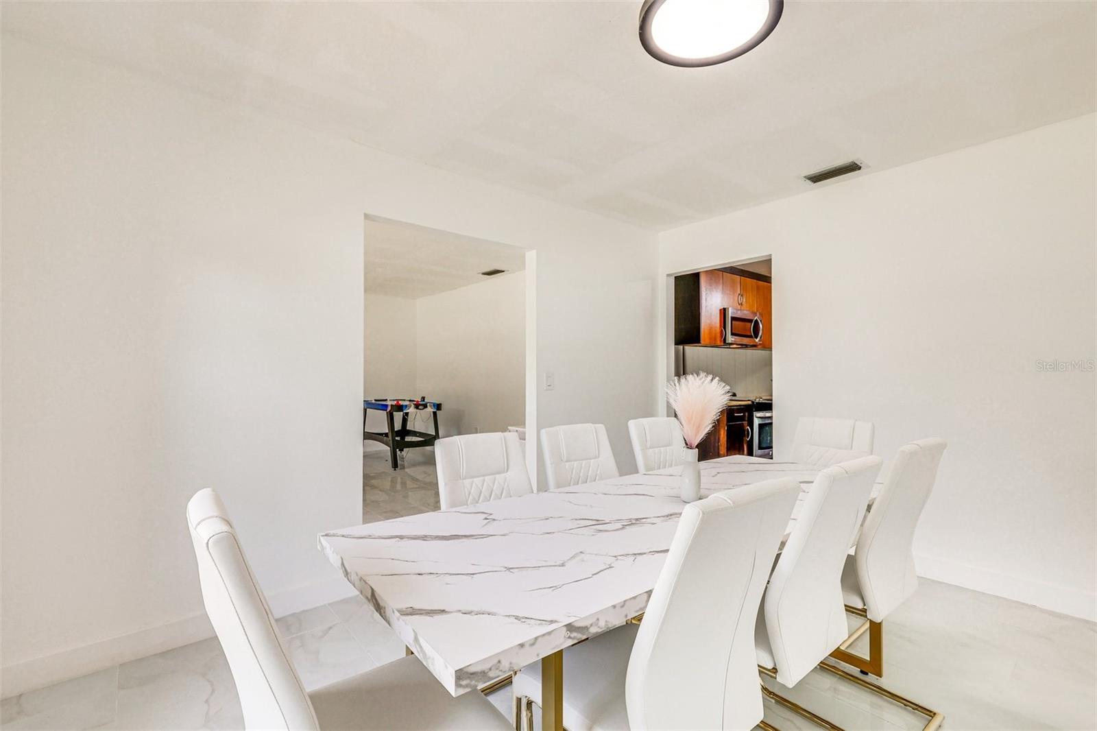 Listing photo id 11 for 920 Lakeview Drive