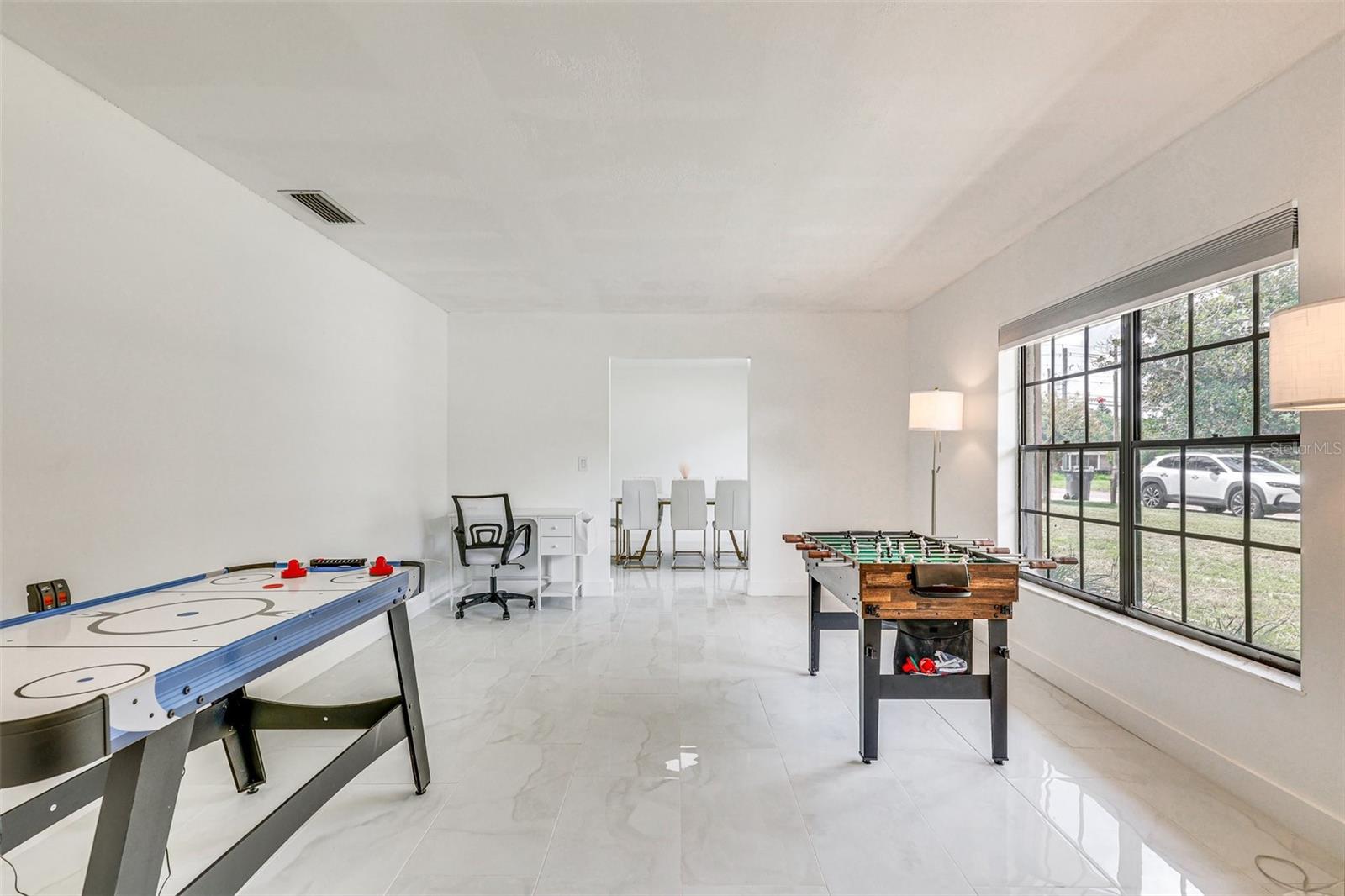 Listing photo id 12 for 920 Lakeview Drive