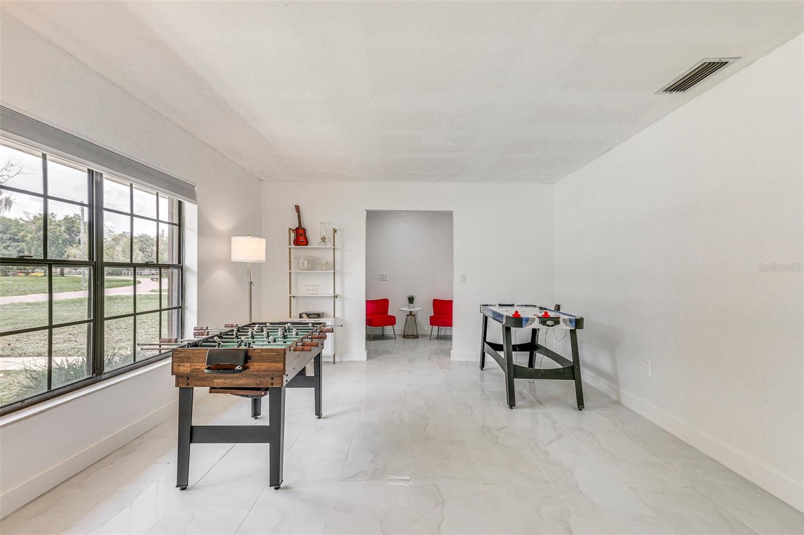 Listing photo id 13 for 920 Lakeview Drive