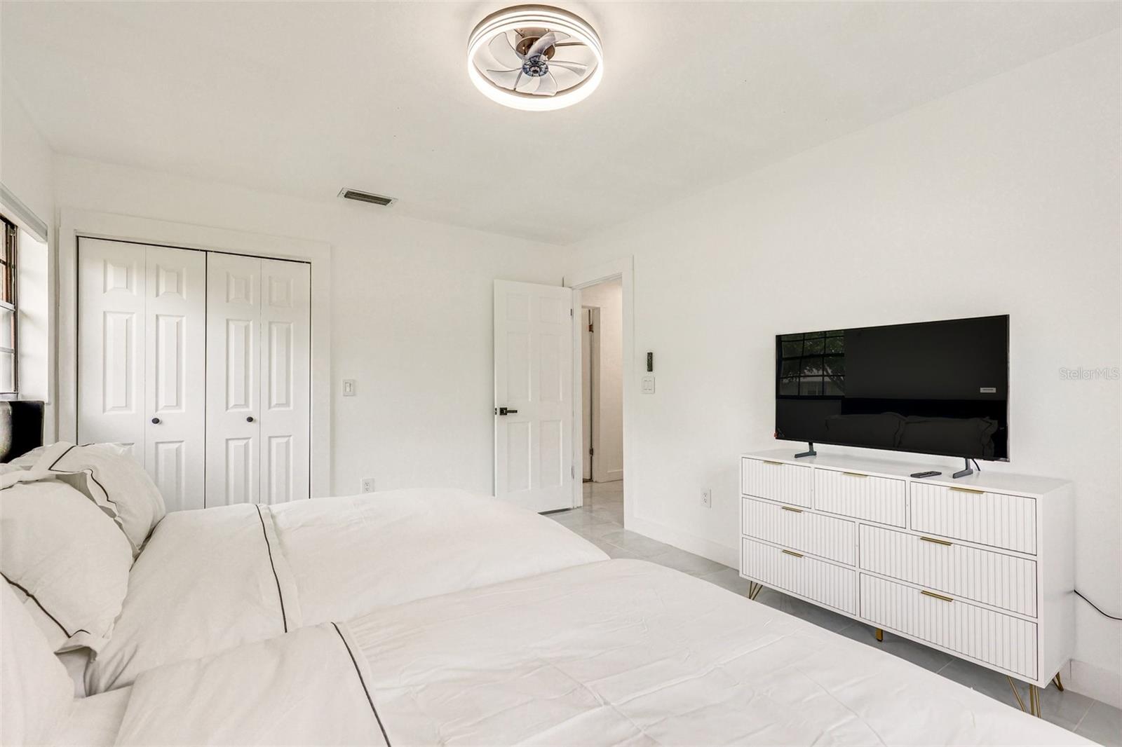 Listing photo id 17 for 920 Lakeview Drive