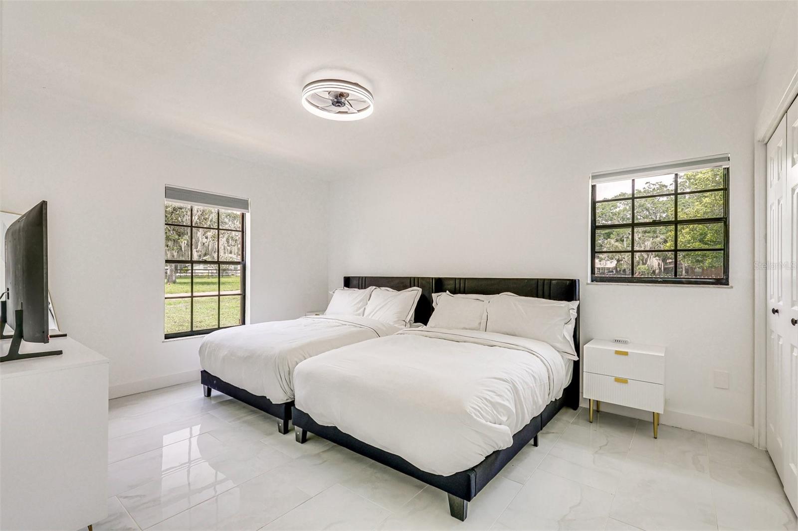 Listing photo id 18 for 920 Lakeview Drive