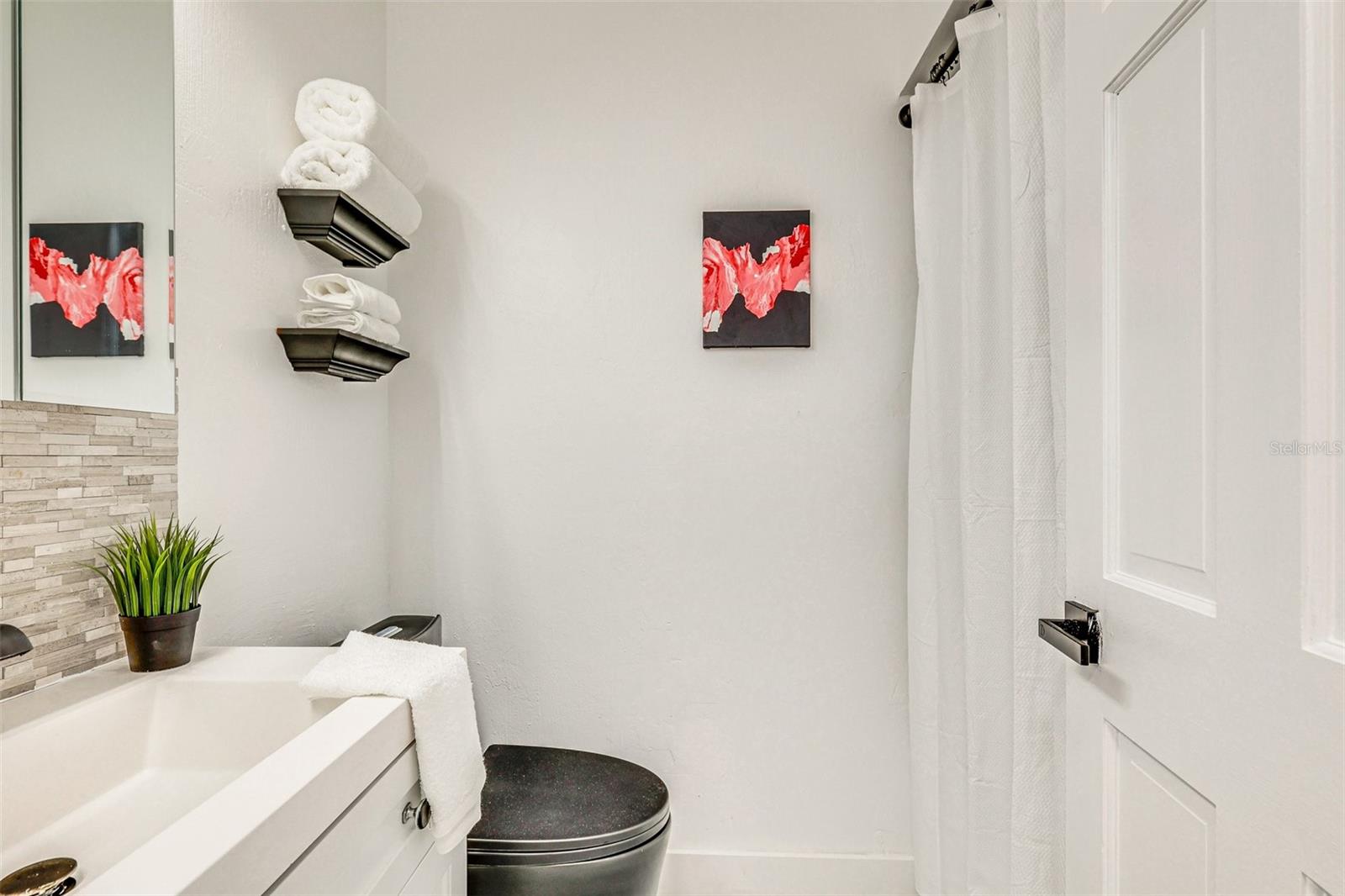 Listing photo id 19 for 920 Lakeview Drive