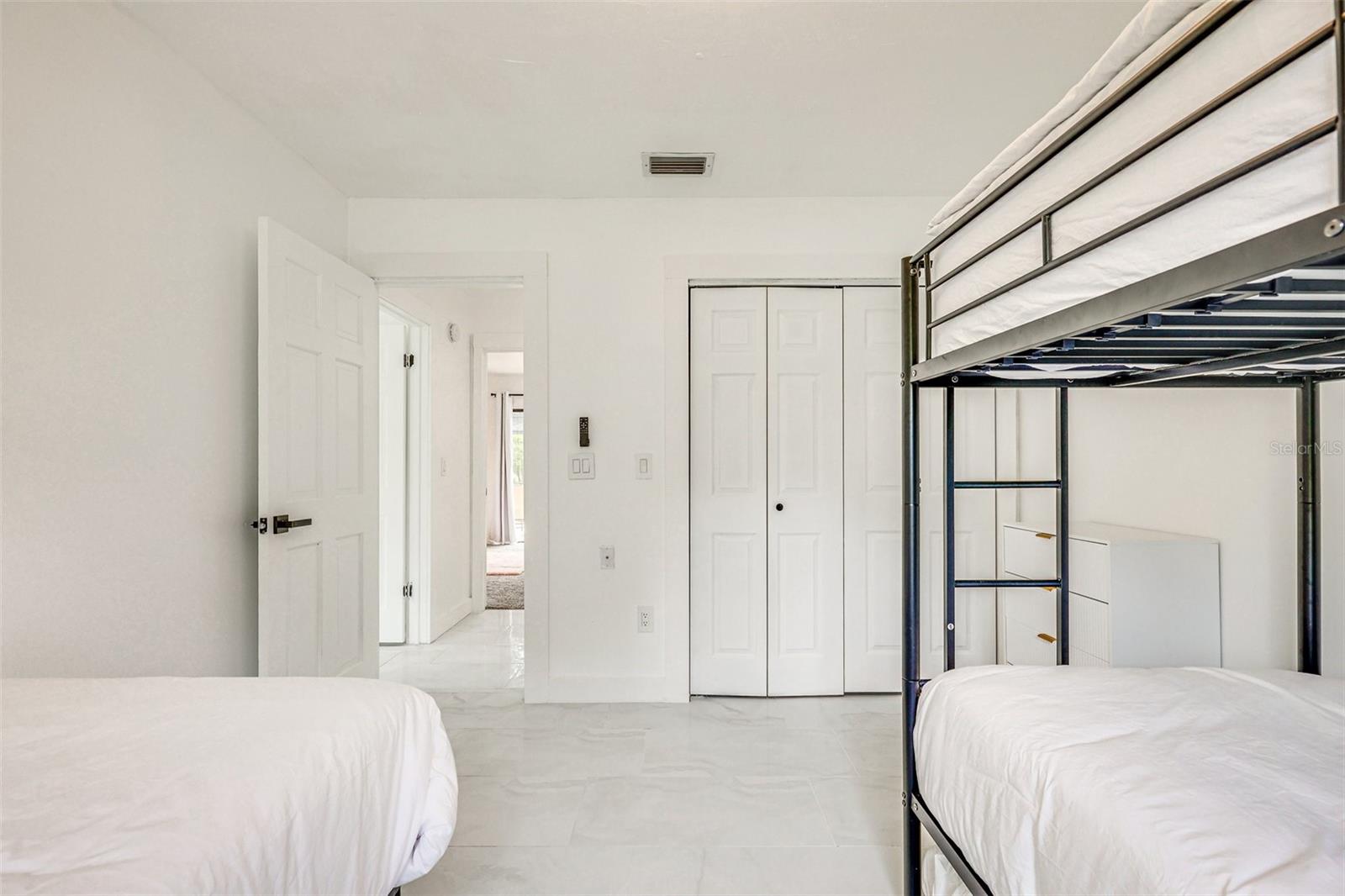 Listing photo id 20 for 920 Lakeview Drive