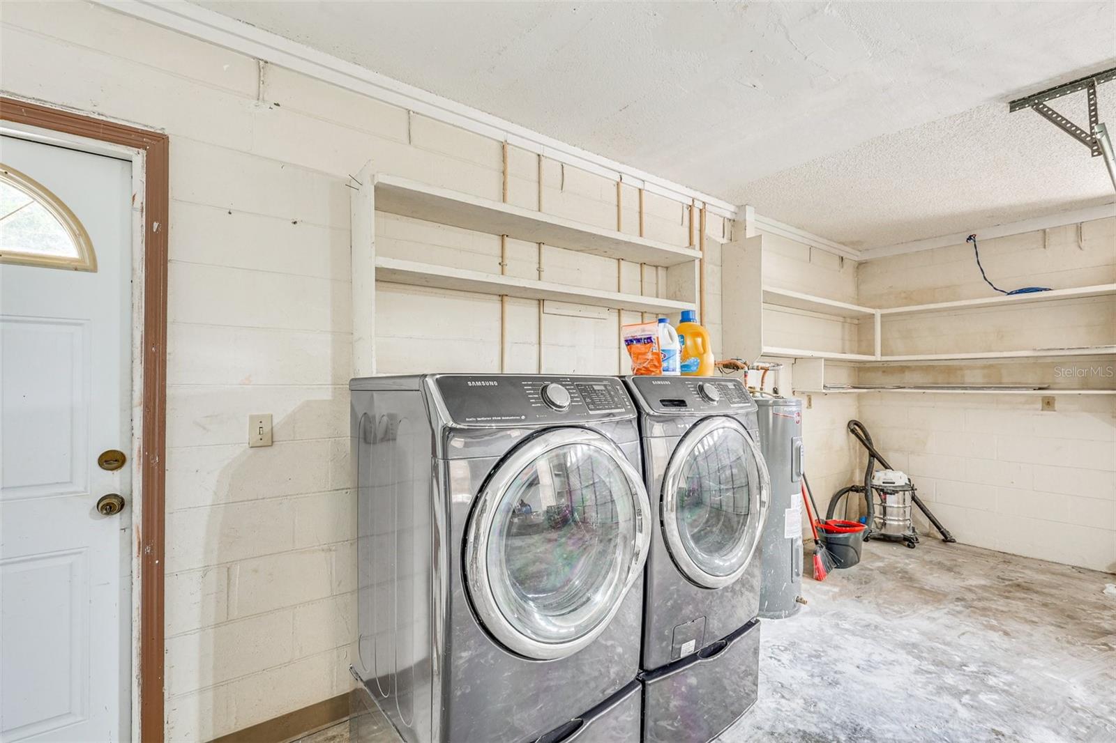 Listing photo id 22 for 920 Lakeview Drive