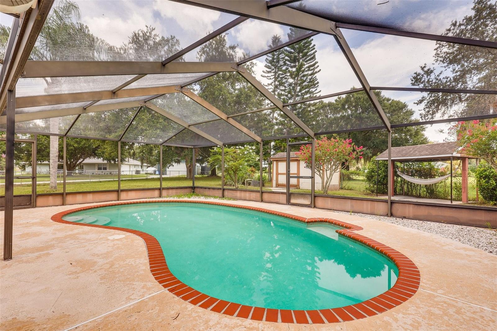 Listing photo id 25 for 920 Lakeview Drive