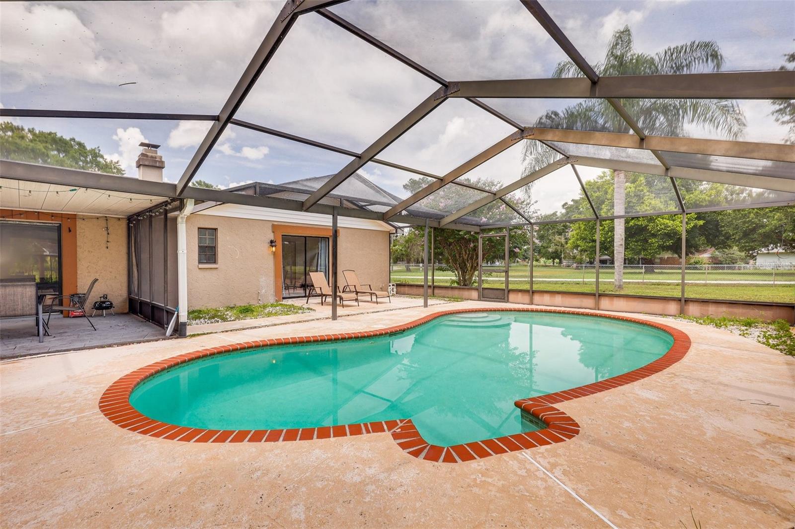 Listing photo id 26 for 920 Lakeview Drive