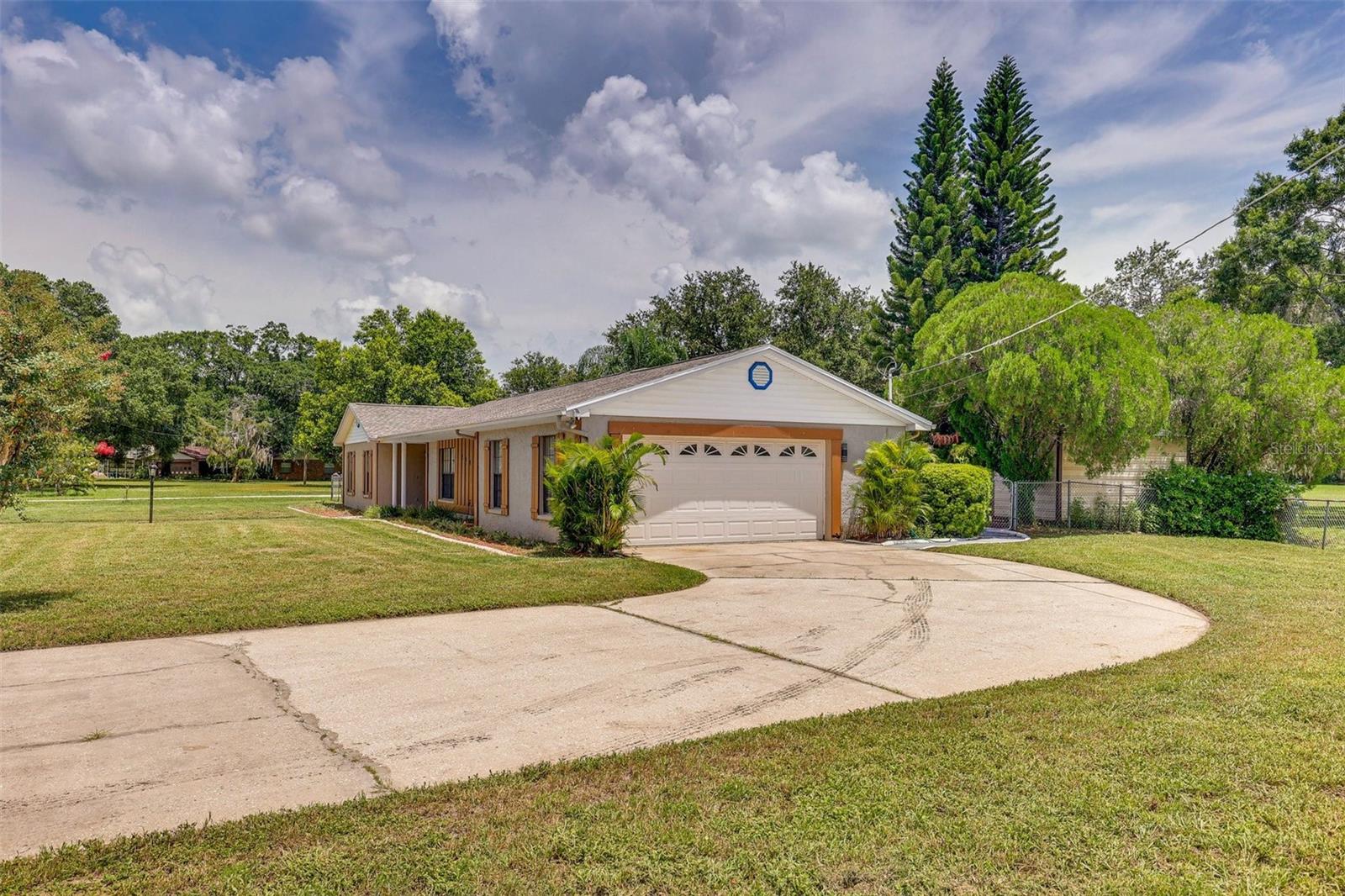 Listing photo id 1 for 920 Lakeview Drive