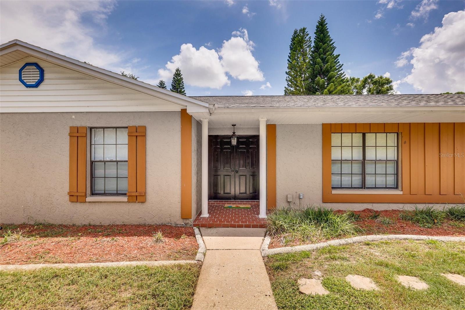 Listing photo id 2 for 920 Lakeview Drive