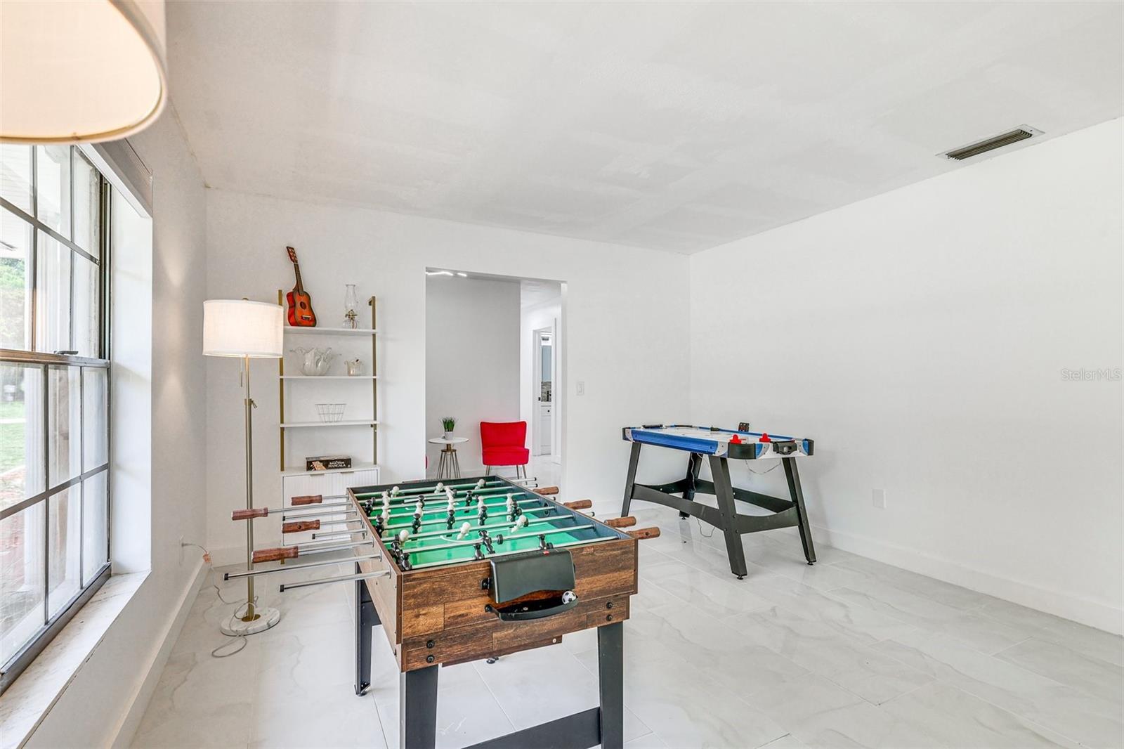 Listing photo id 3 for 920 Lakeview Drive