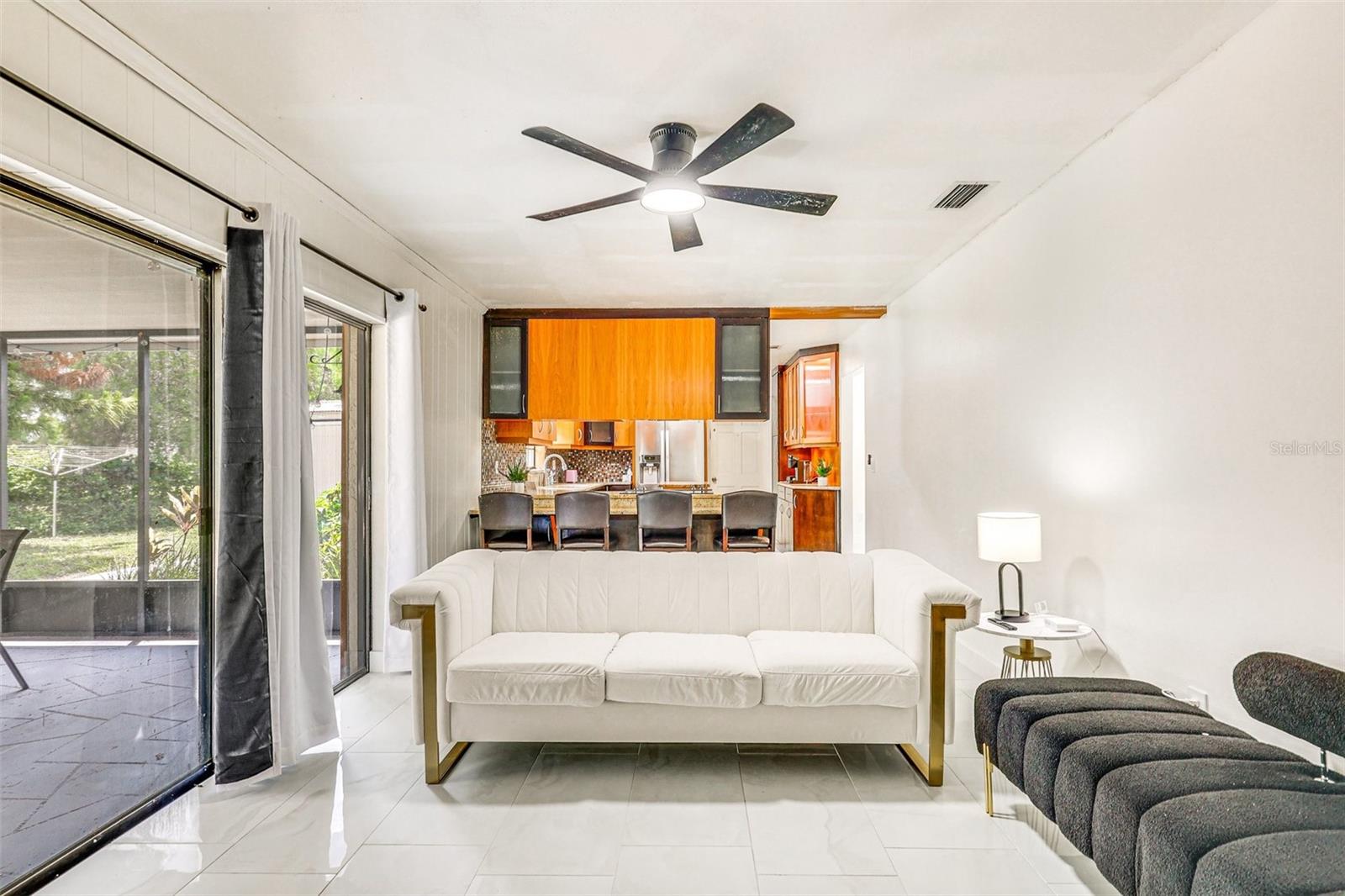 Listing photo id 4 for 920 Lakeview Drive