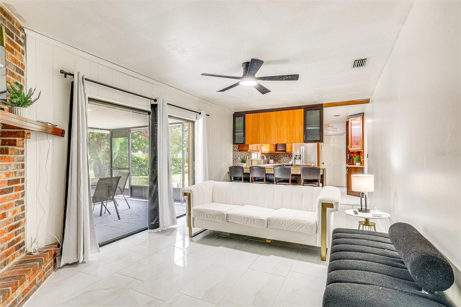 Listing photo id 5 for 920 Lakeview Drive