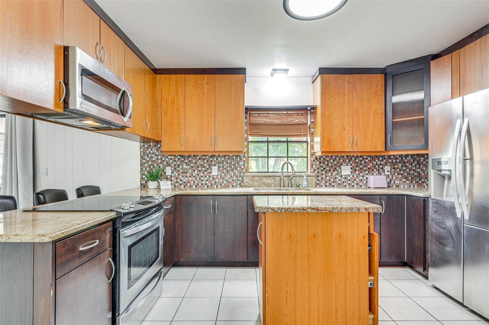 Listing photo id 6 for 920 Lakeview Drive