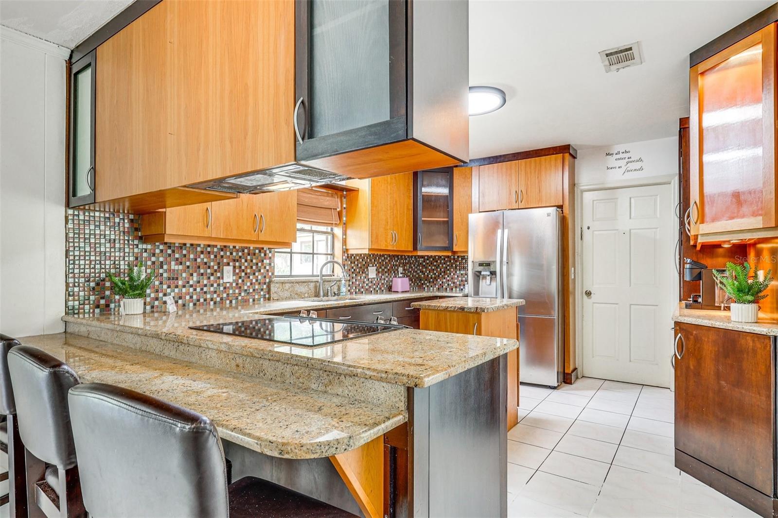 Listing photo id 7 for 920 Lakeview Drive