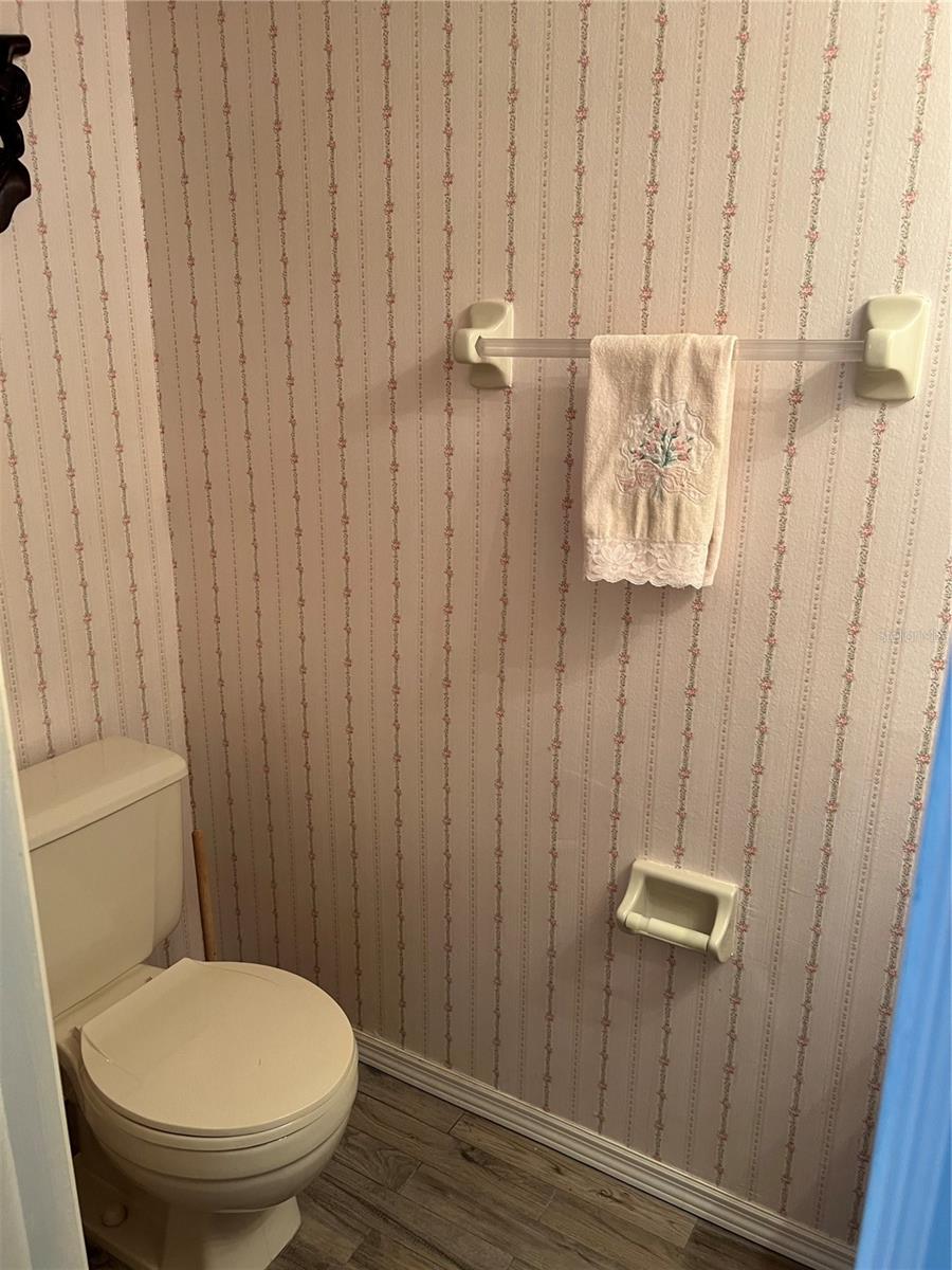 Image 10 of 34 For 7616 Colonial Court