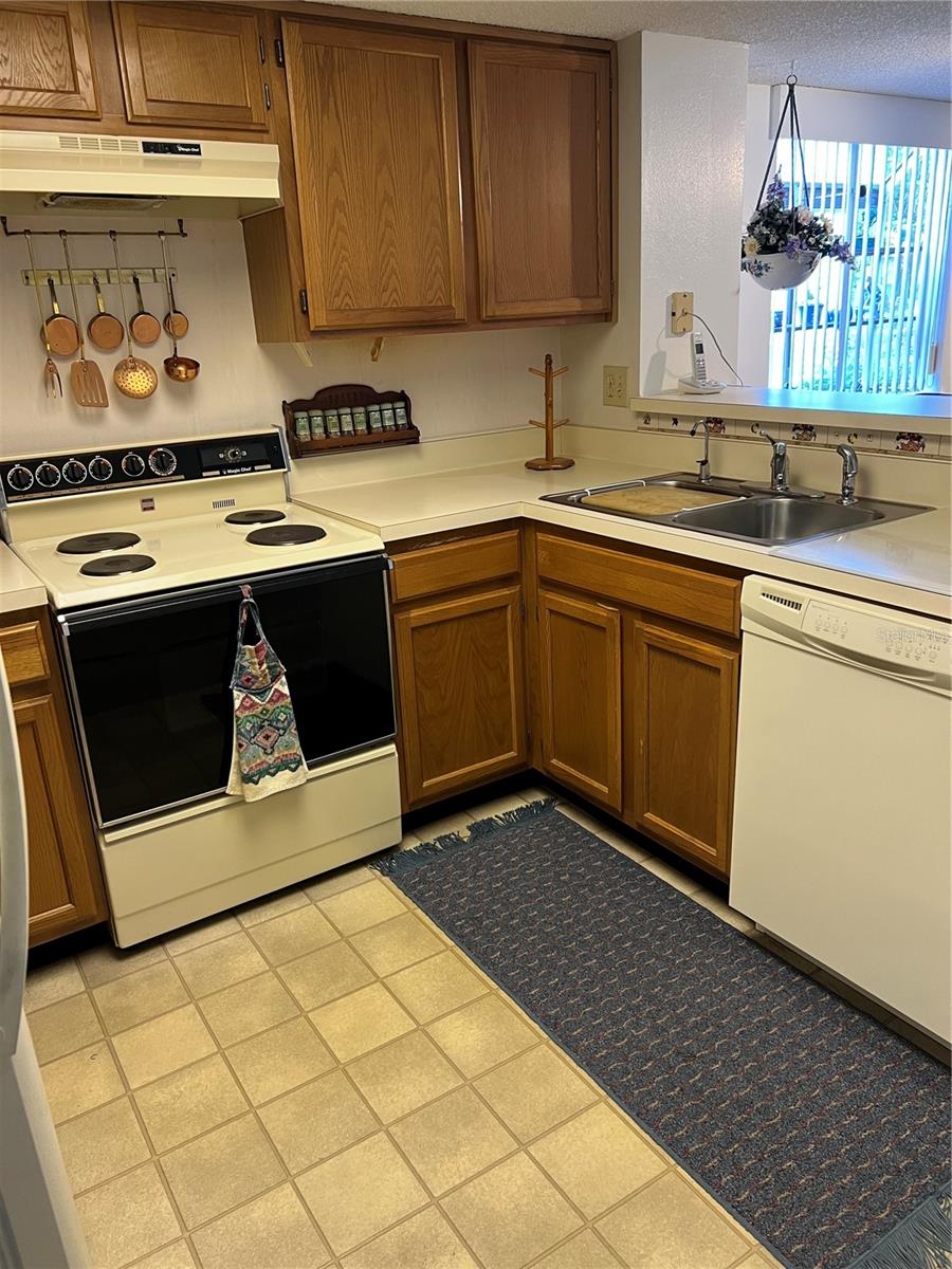 Image 7 of 34 For 7616 Colonial Court