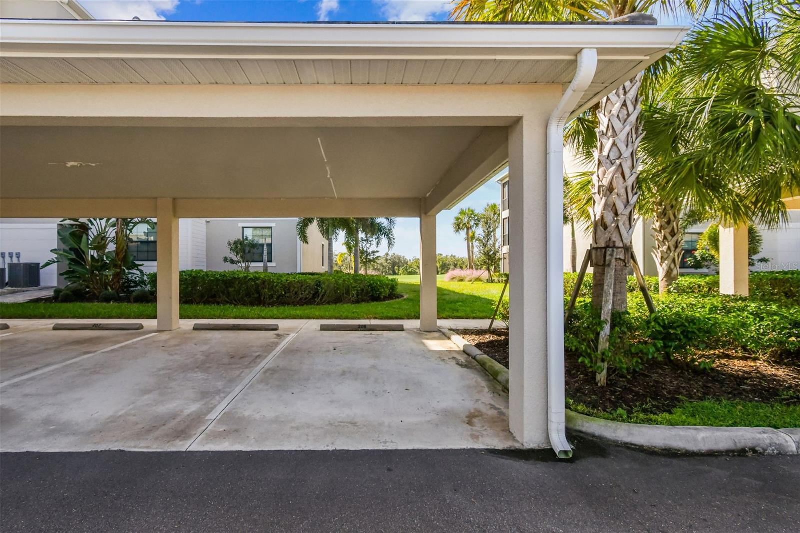 Image 52 of 77 For 17902 Gawthrop Drive 208