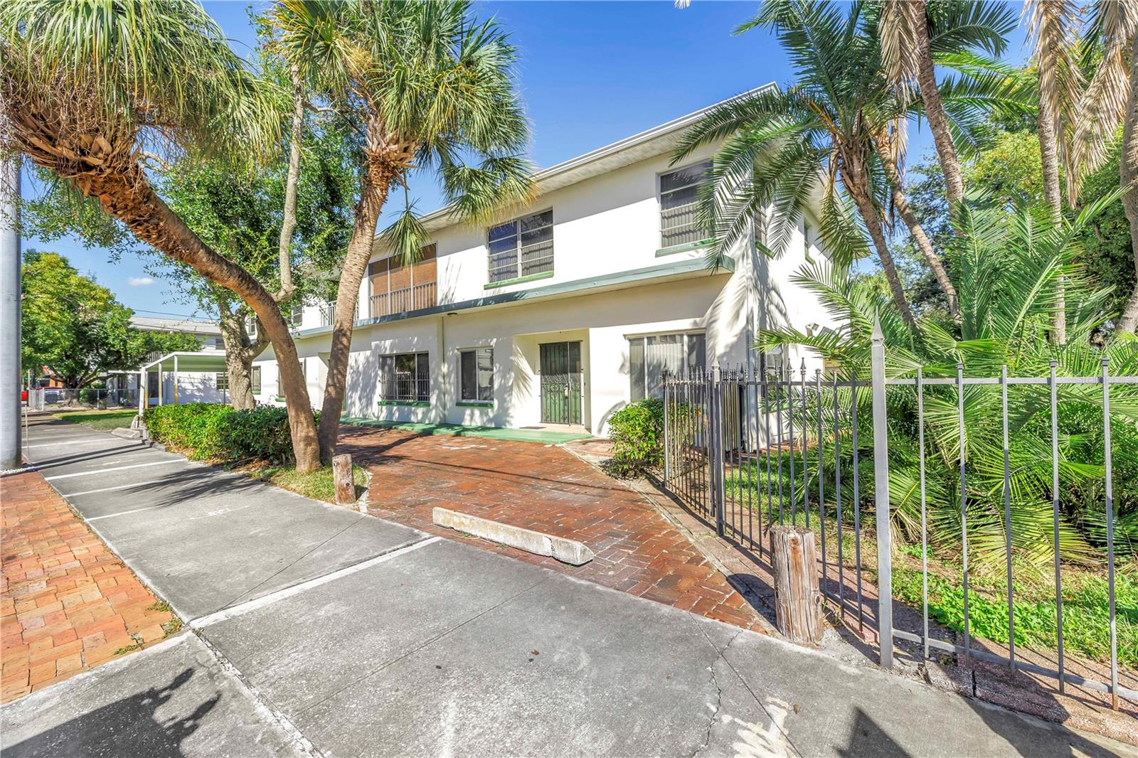 Listing photo id 19 for 611 2nd Street N
