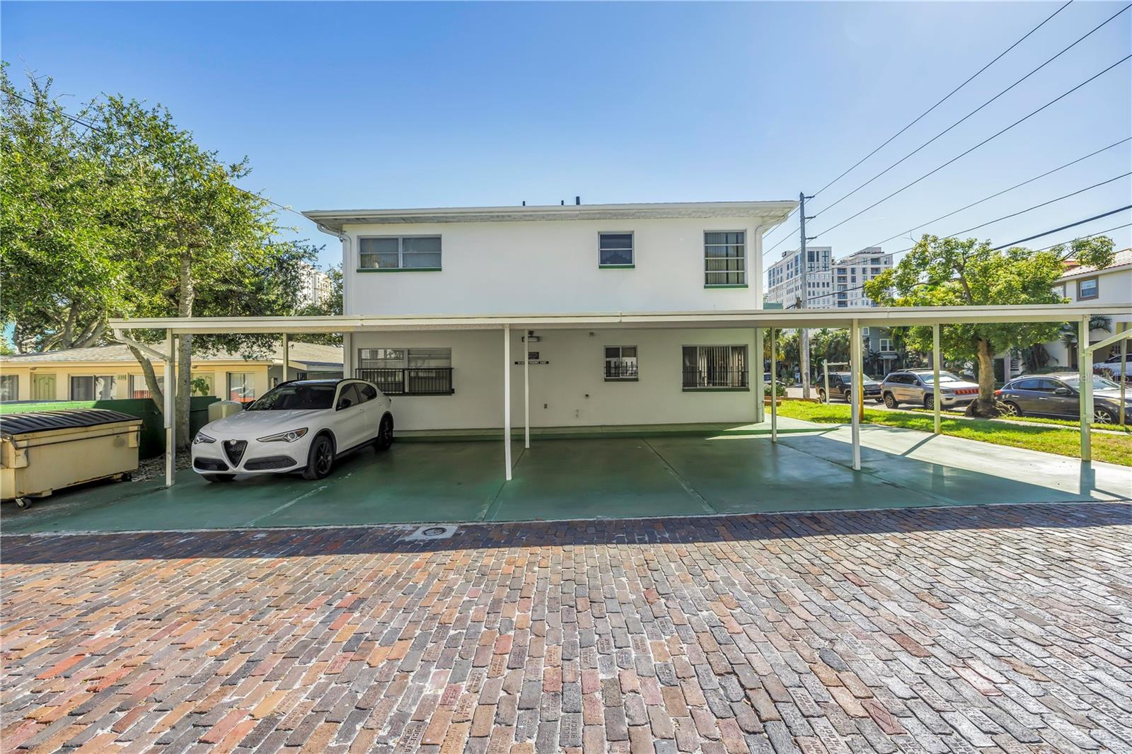 Listing photo id 21 for 611 2nd Street N