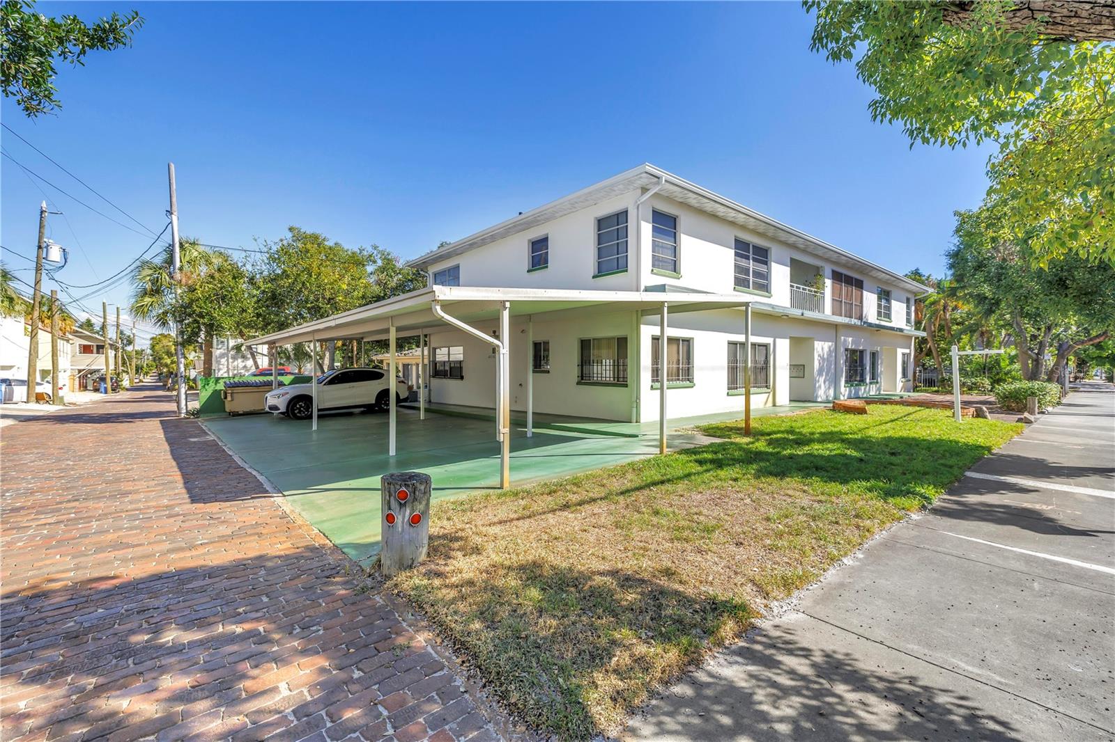 Listing photo id 1 for 611 2nd Street N