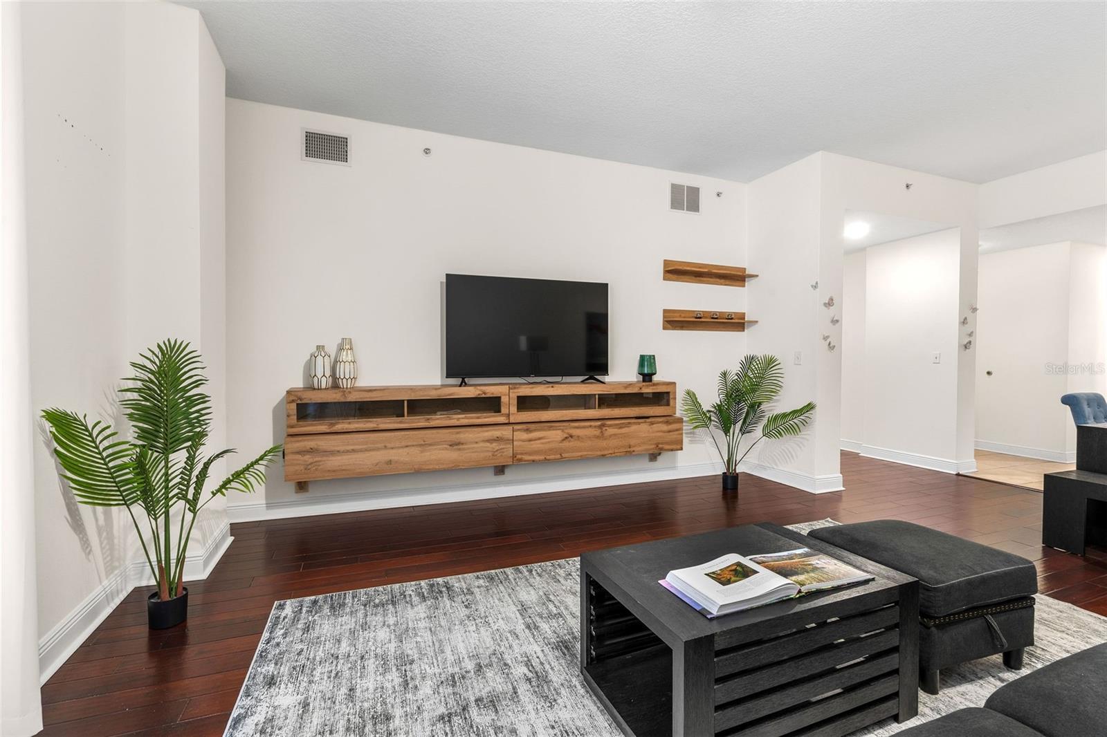 Image 5 of 34 For 628 Cleveland Street 1507