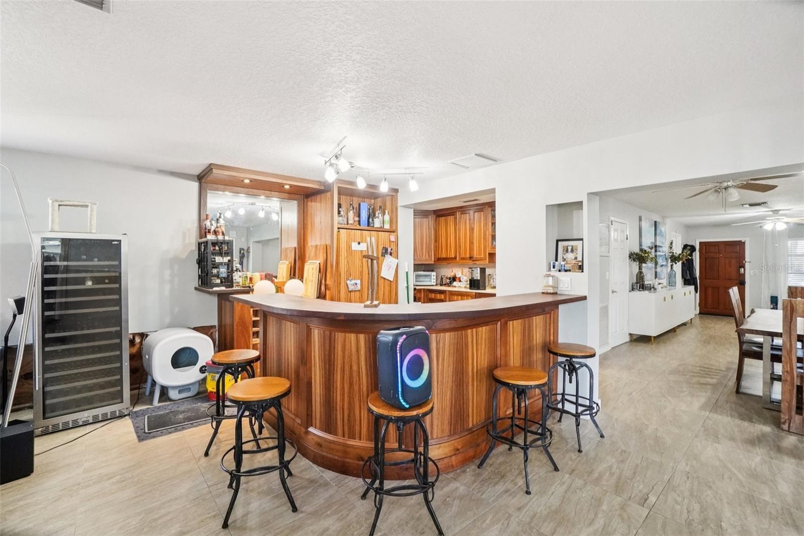 Image 3 of 54 For 162 Lincoln Circle N