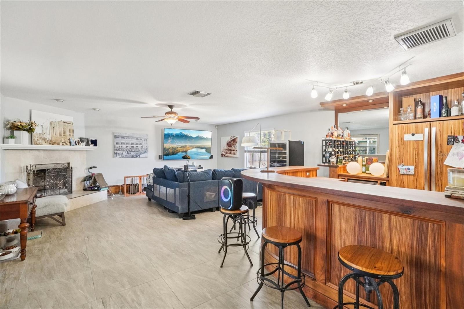 Image 33 of 54 For 162 Lincoln Circle N