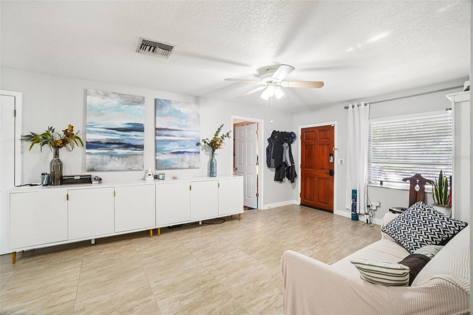 Image 5 of 54 For 162 Lincoln Circle N