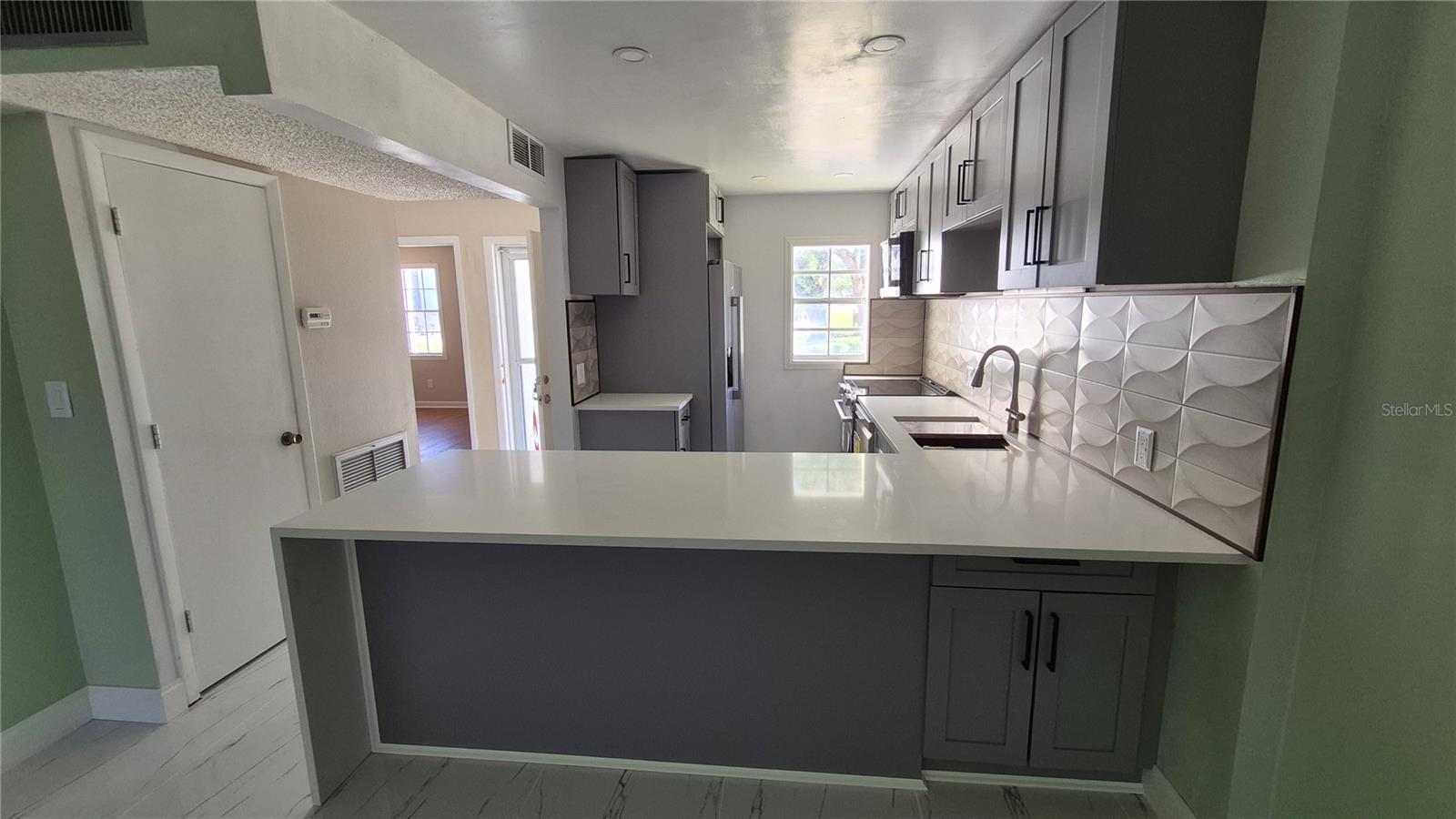 Image 4 of 19 For 3815 N Oak Dr  G11