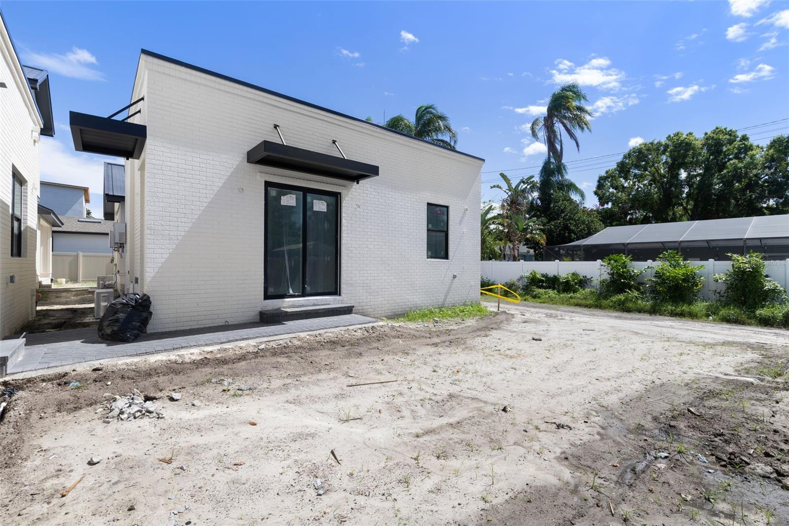 Listing photo id 9 for 814 Braddock Street