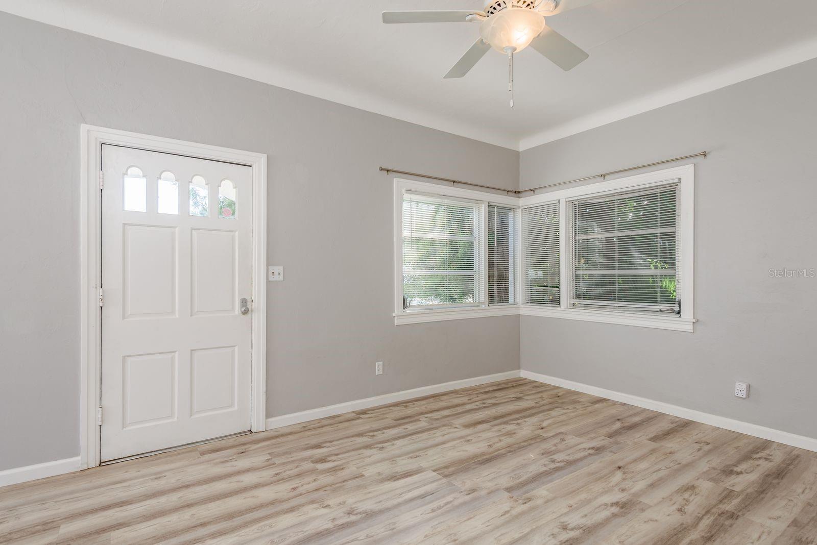 Image 5 of 30 For 1525 38th Avenue N