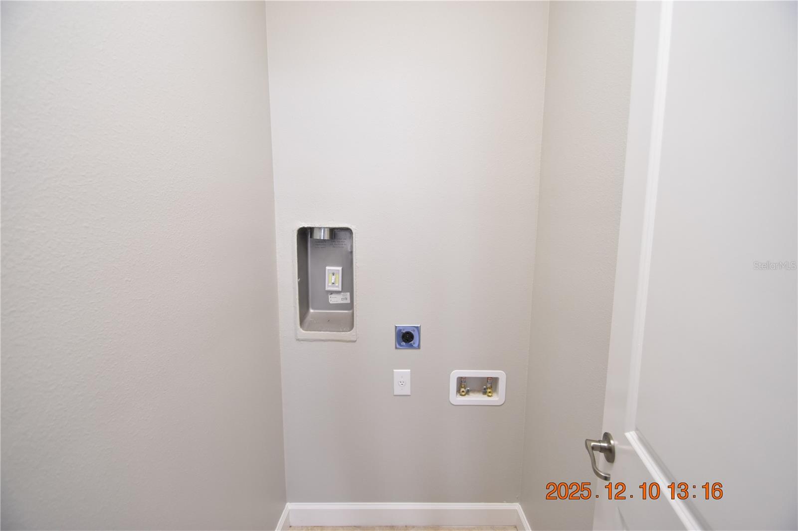 Image 34 of 84 For 14051 Tropical Kingbird Way