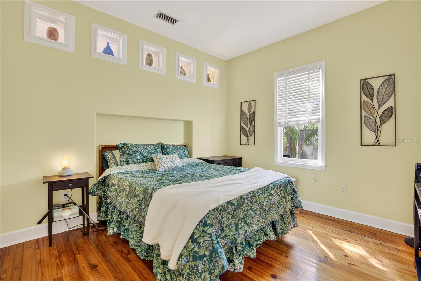 Image 12 of 72 For 1722 5th Avenue